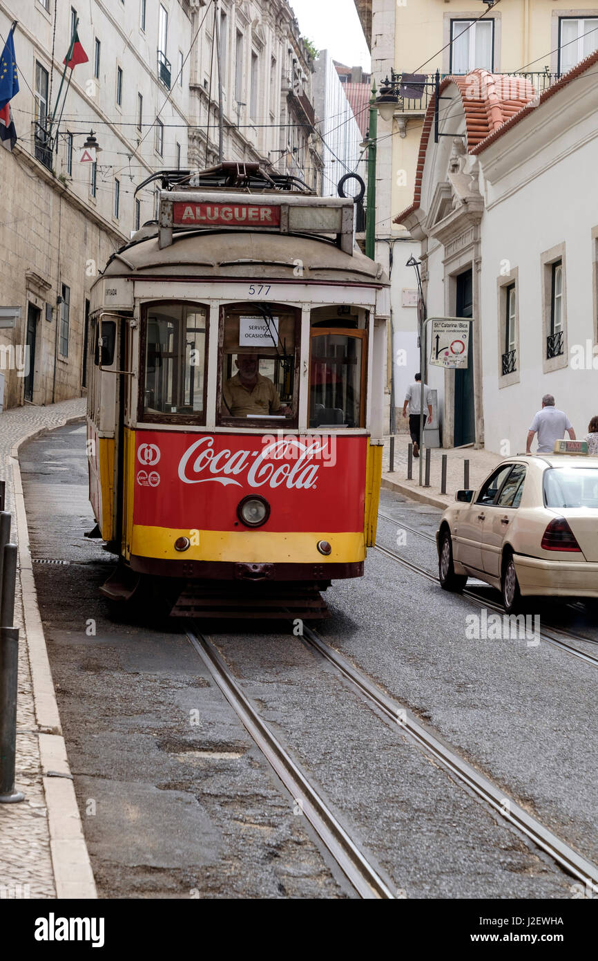 Portugal, Lissabon. Straßenbahnschienen, historische durch historischen Nachbarschaften. (Nur zur redaktionellen Verwendung) Stockfoto