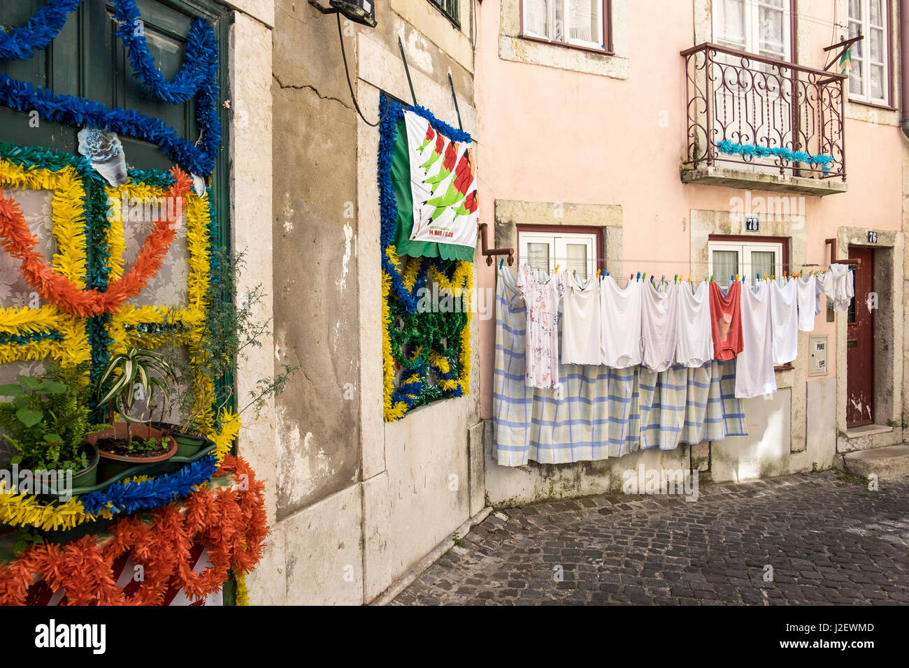 Portugal, Lissabon. Straßenszenen in der Nähe von den Wänden von Sao Jorge Castle. Gebäude mit Wäsche hängend trocknen. Streamer eingerichtete Haus und Straßenszenen. Stockfoto