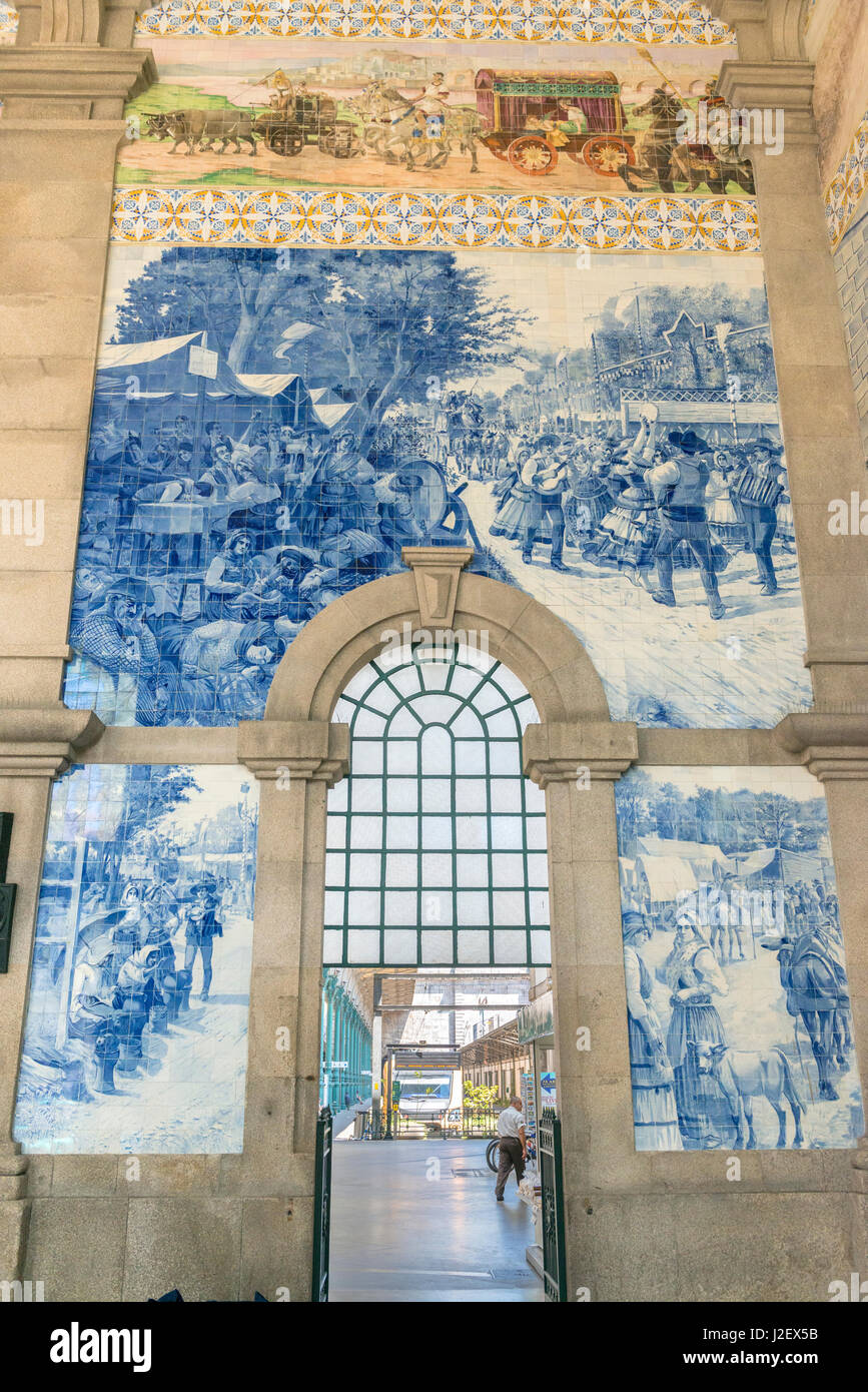 Portugal, Porto, Azulejo Wandmalereien im Bahnhof (großformatige Größen erhältlich) Stockfoto
