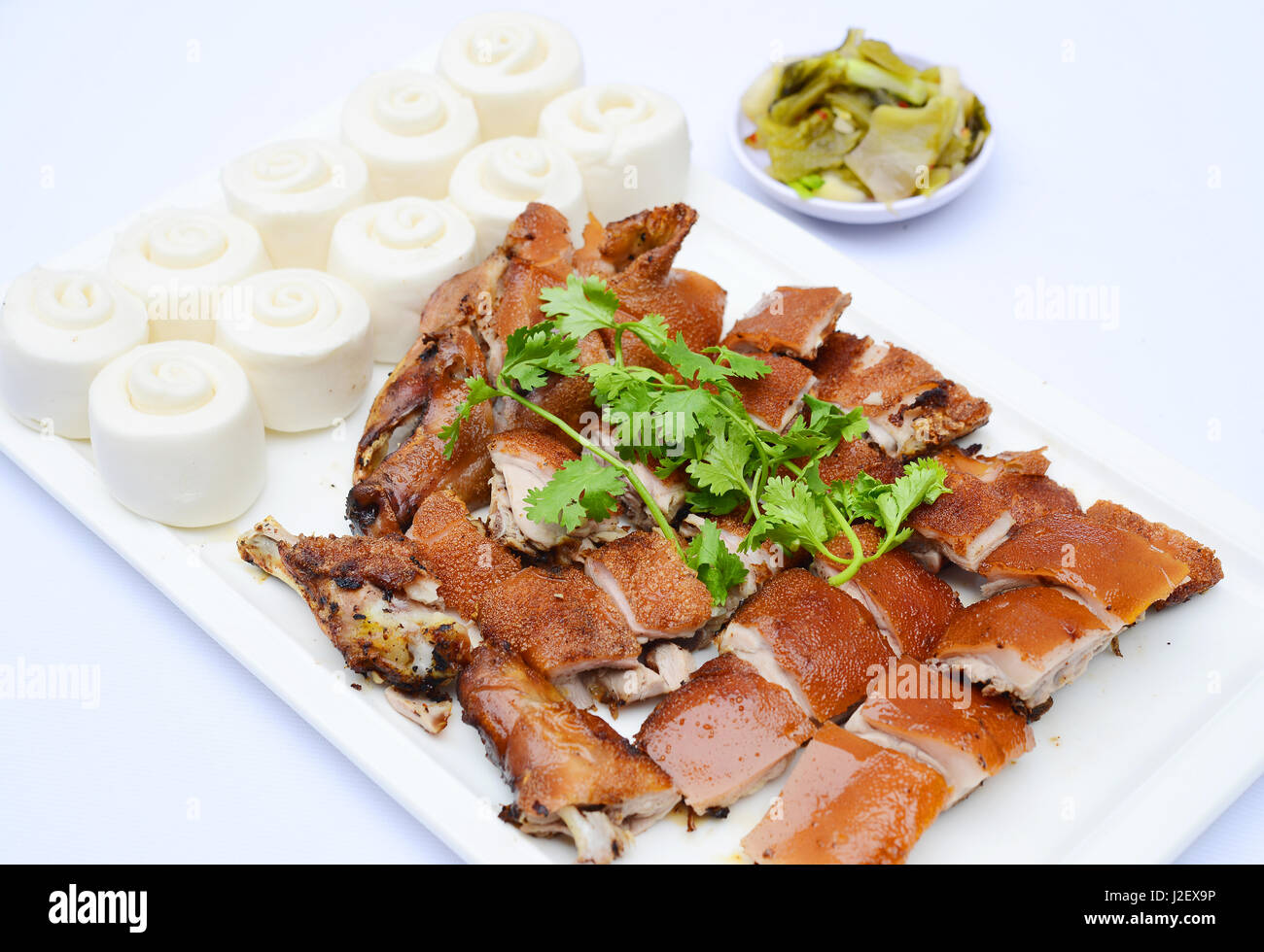 Gehackte gegrilltes Ferkel im chinesischen Stil mit Knödel auf weißem Teller Stockfoto