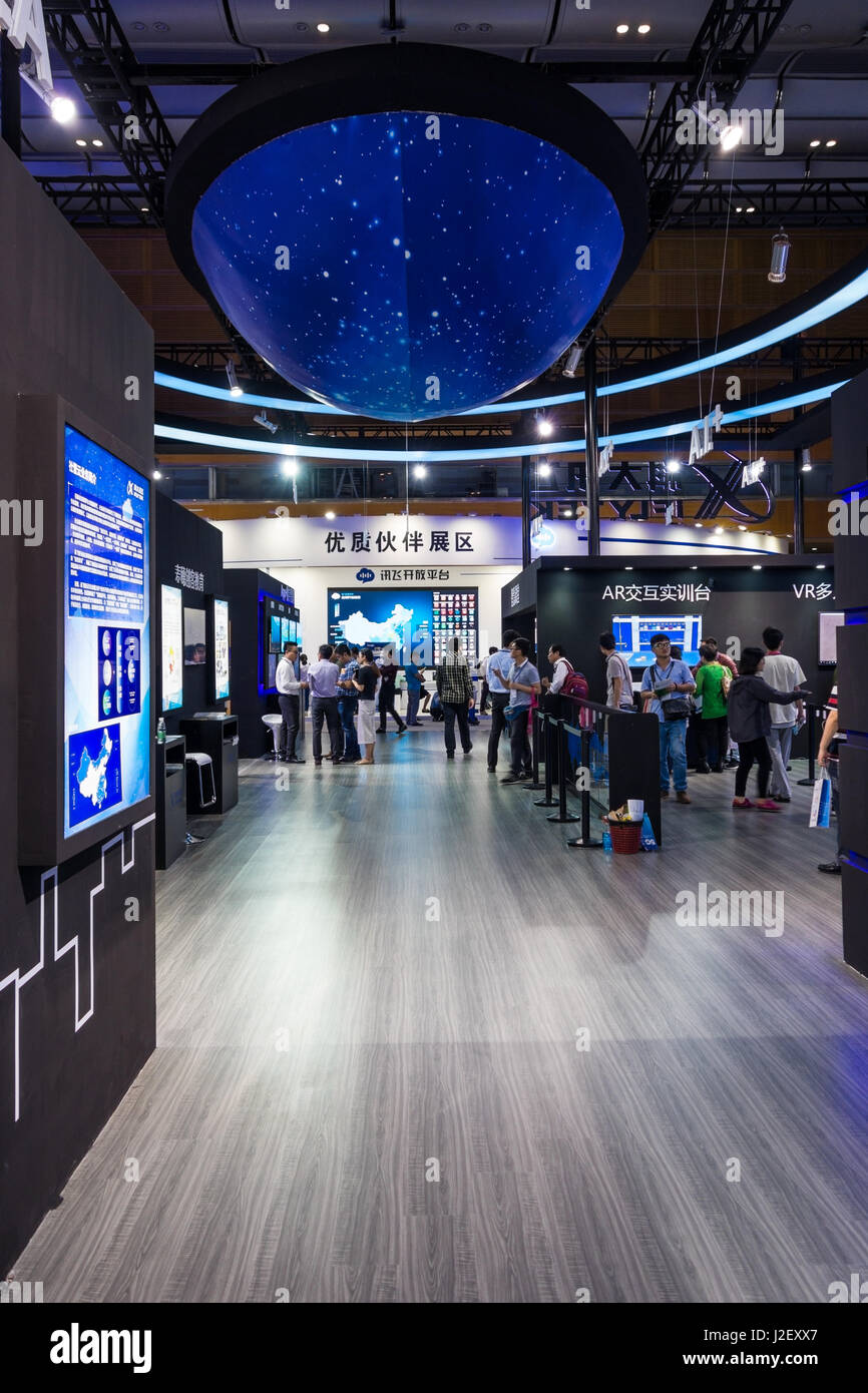 Technologie-Messe in China, Weitwinkel zeigt Besucher Stockfoto