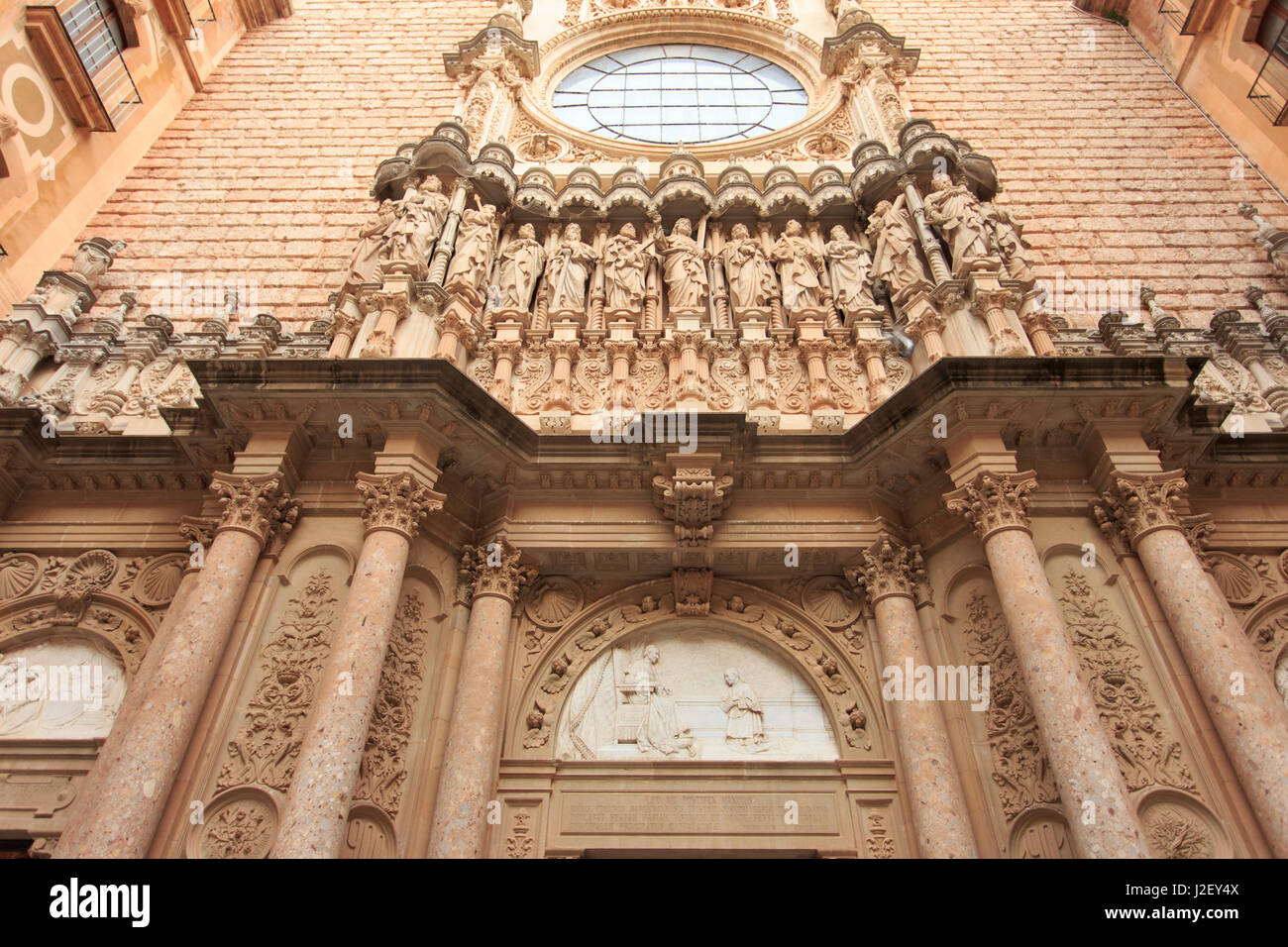 Aufwendige Schnitzereien von religiösen Figuren und Szenen säumen die Wände in den Innenhof der Basilika des Klosters Montserrat in der Nähe von Barcelona, Spanien Stockfoto