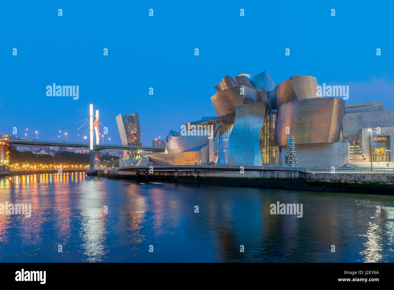Spanien, Bilbao Guggenheim Museum Bilbao in der Dämmerung (großformatige Größen erhältlich) Stockfoto