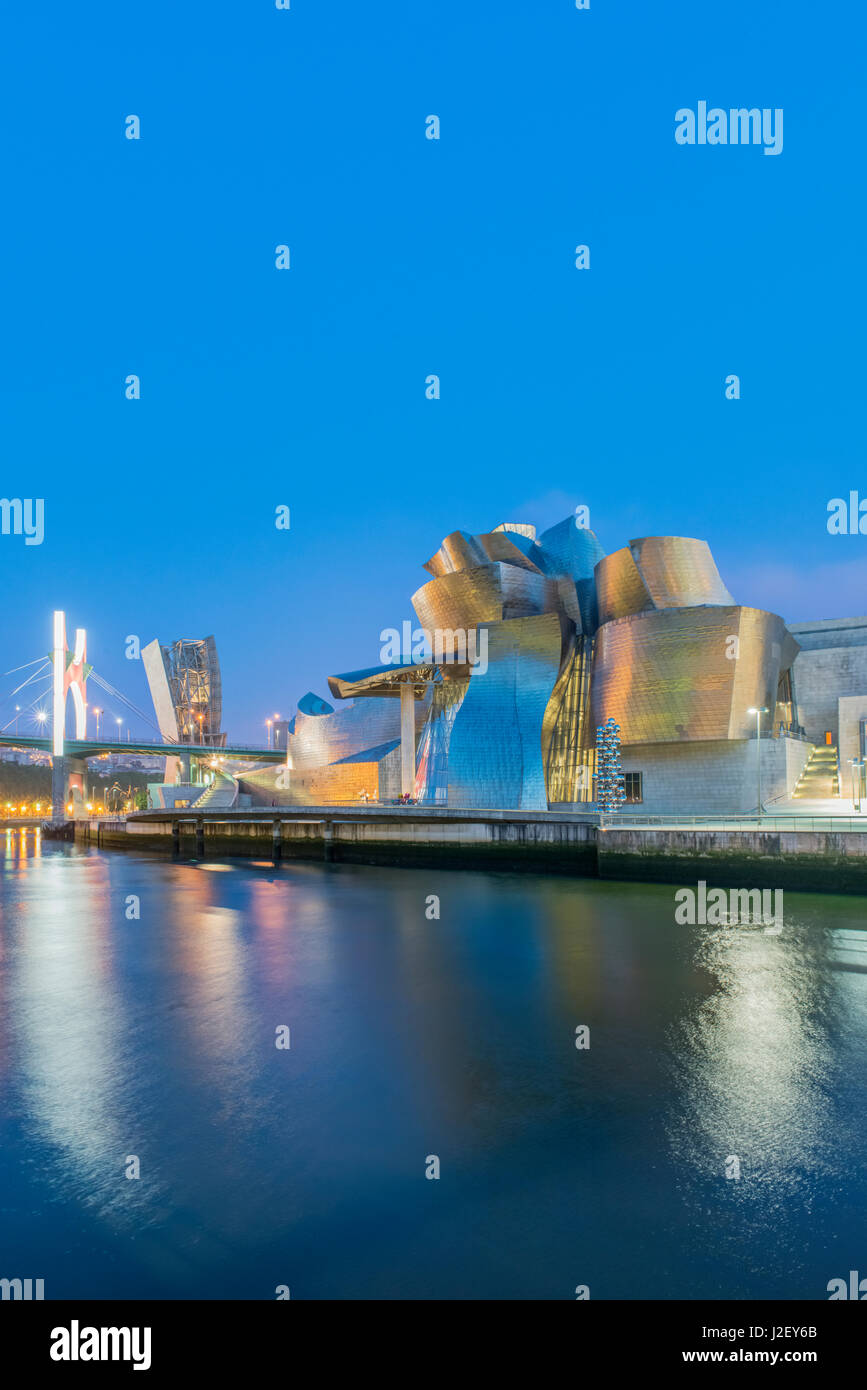 Spanien, Bilbao Guggenheim Museum Bilbao in der Dämmerung (großformatige Größen erhältlich) Stockfoto