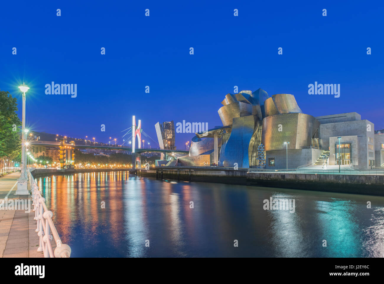 Spanien, Bilbao Guggenheim Museum Bilbao in der Dämmerung (großformatige Größen erhältlich) Stockfoto