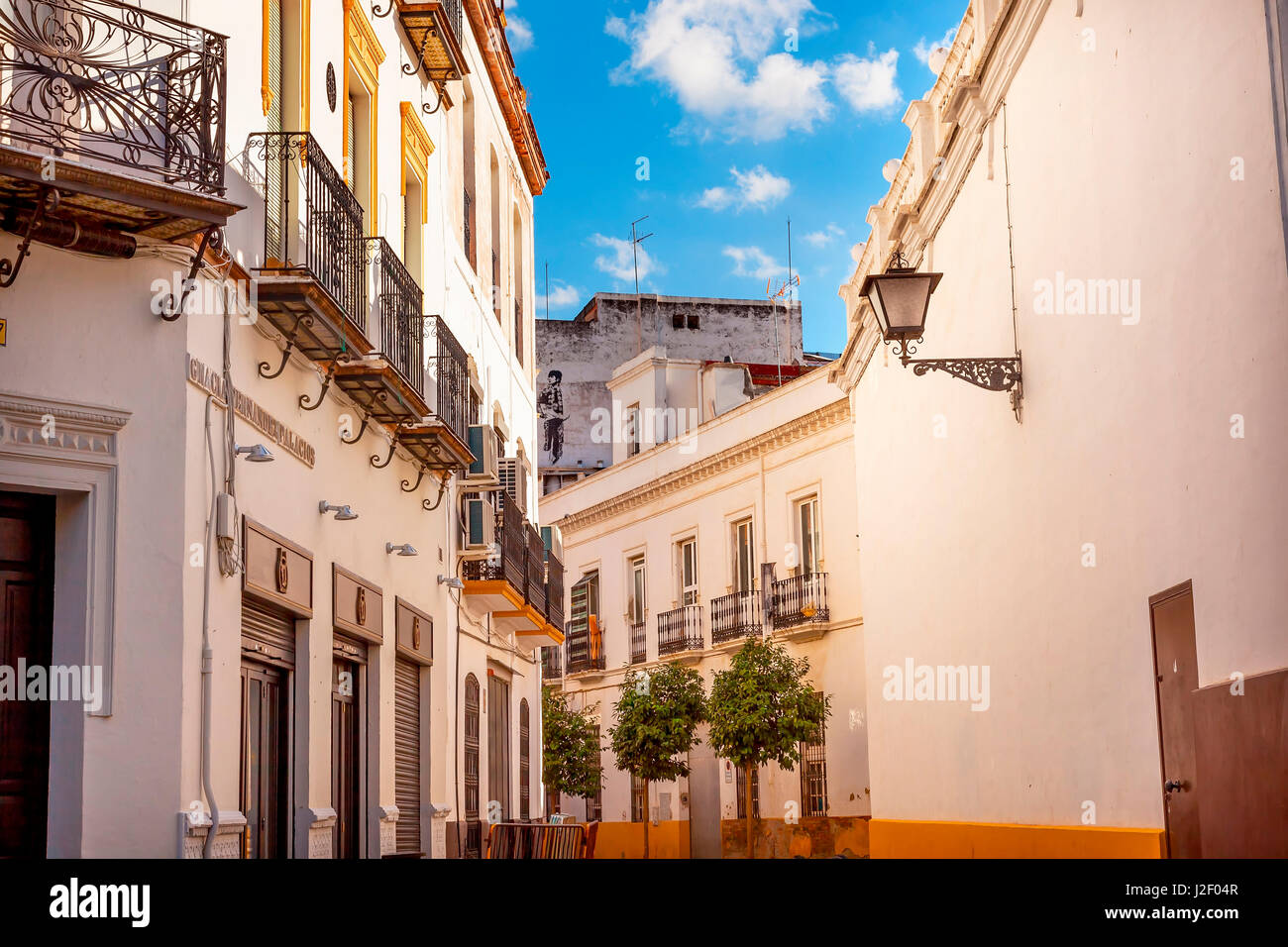 Matador Malerei schmale Strassen von Sevilla. Straße Lampe Balkon gelb weiße Stadt Blick Andalusien, Spanien. Stockfoto