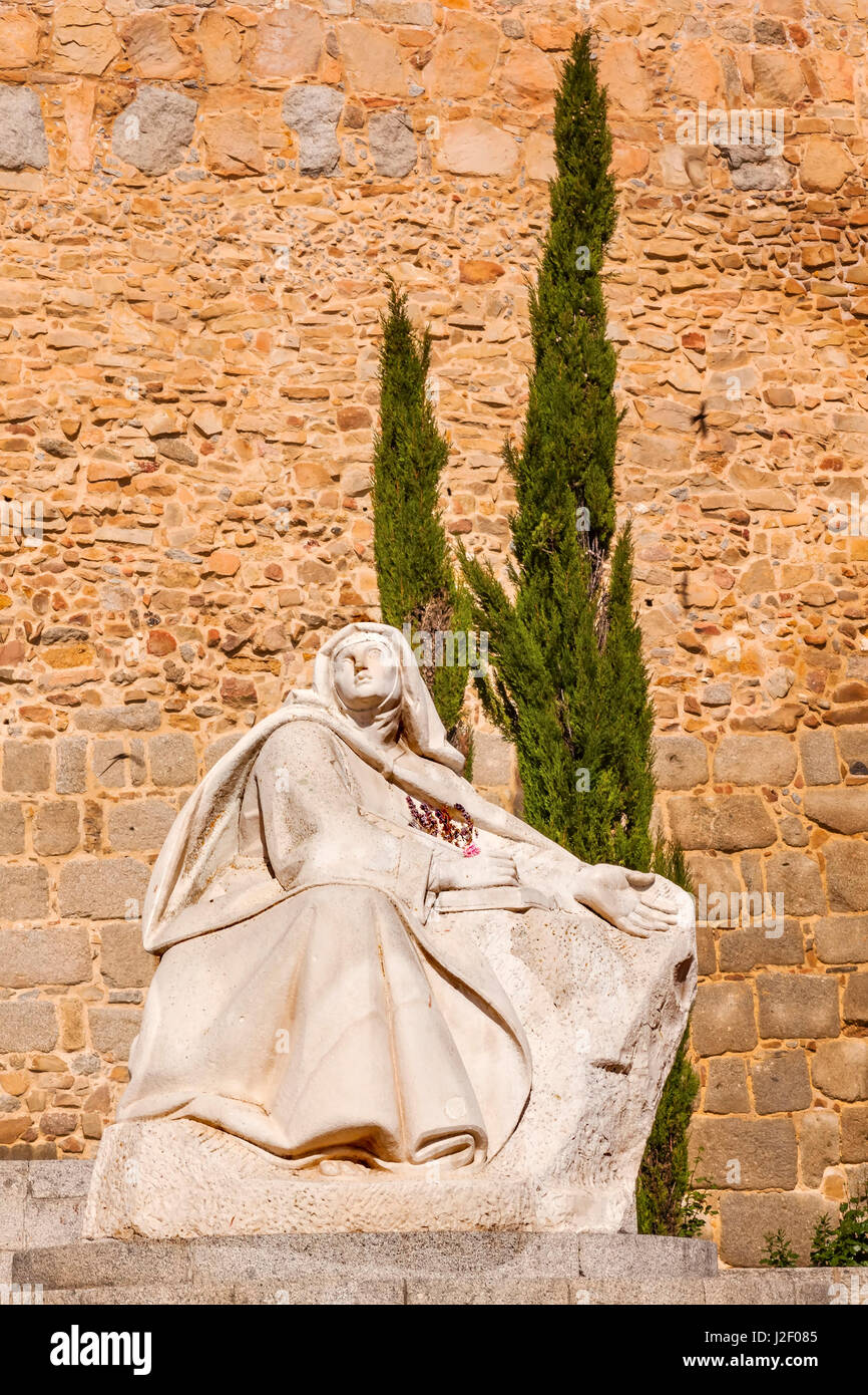 Die heilige Teresa Statue, Ávila, Kastilien, Spanien. Avila, als die Stadt aus dem 16. Jahrhundert in Spanien beschrieben. Saint Teresa Statue erschaffen 1972 von Juan Luis Vassallo. Erstellt im Jahr 1088 nach Christen Mauren eroberten Wände Stockfoto