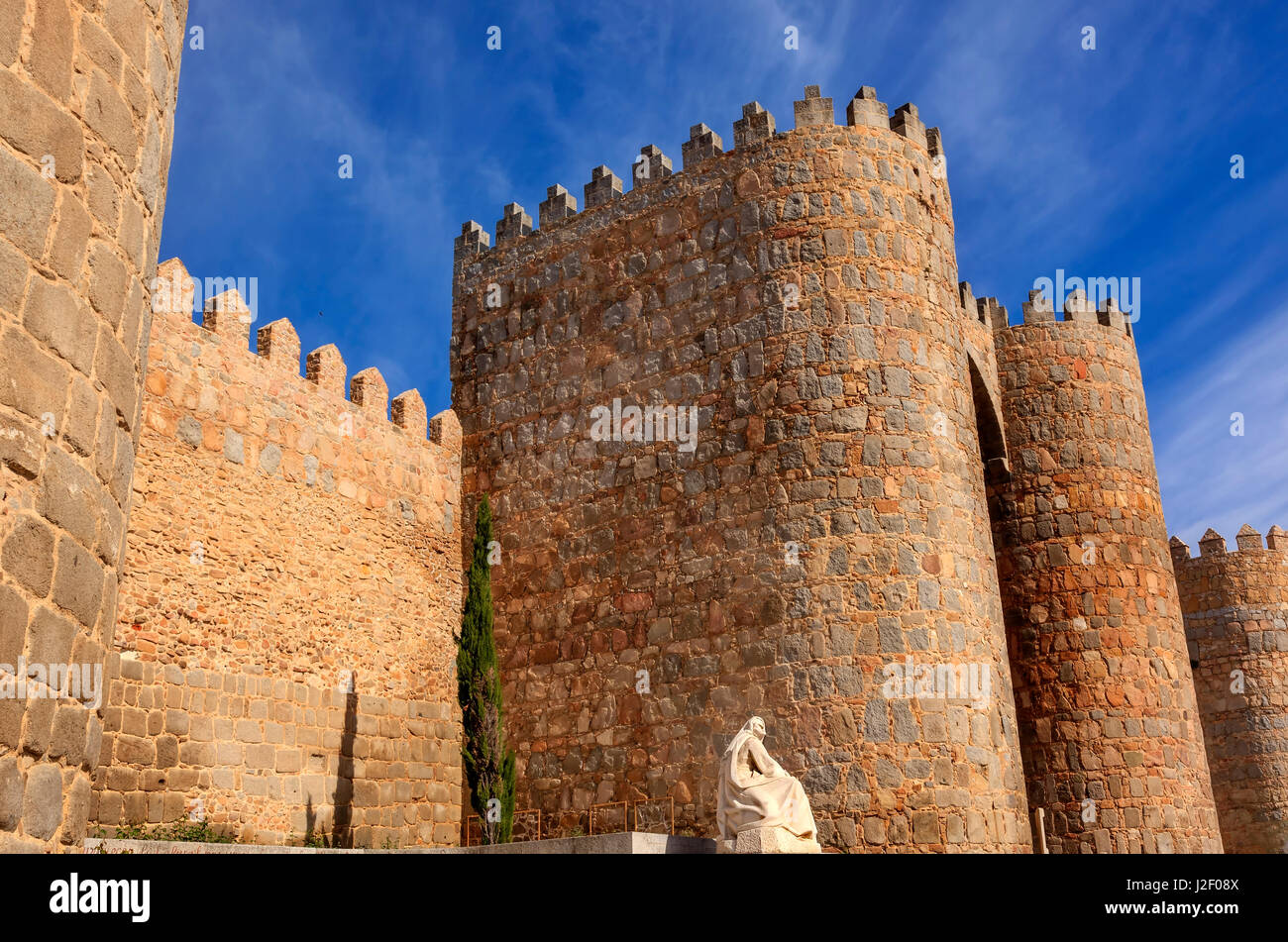 Die heilige Teresa Statue, Ávila, Kastilien, Spanien. Avila, als die Stadt aus dem 16. Jahrhundert in Spanien beschrieben. Saint Teresa Statue erschaffen 1972 von Juan Luis Vassallo Wände gegründet 1088 nach Christen Mauren eroberten Stockfoto