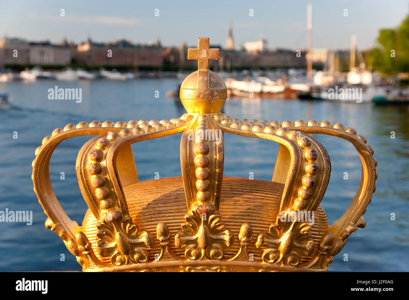 Schwedische Königskrone auf Skeppsholmen Brücke mitten in Stockholm, Schweden Stockfoto