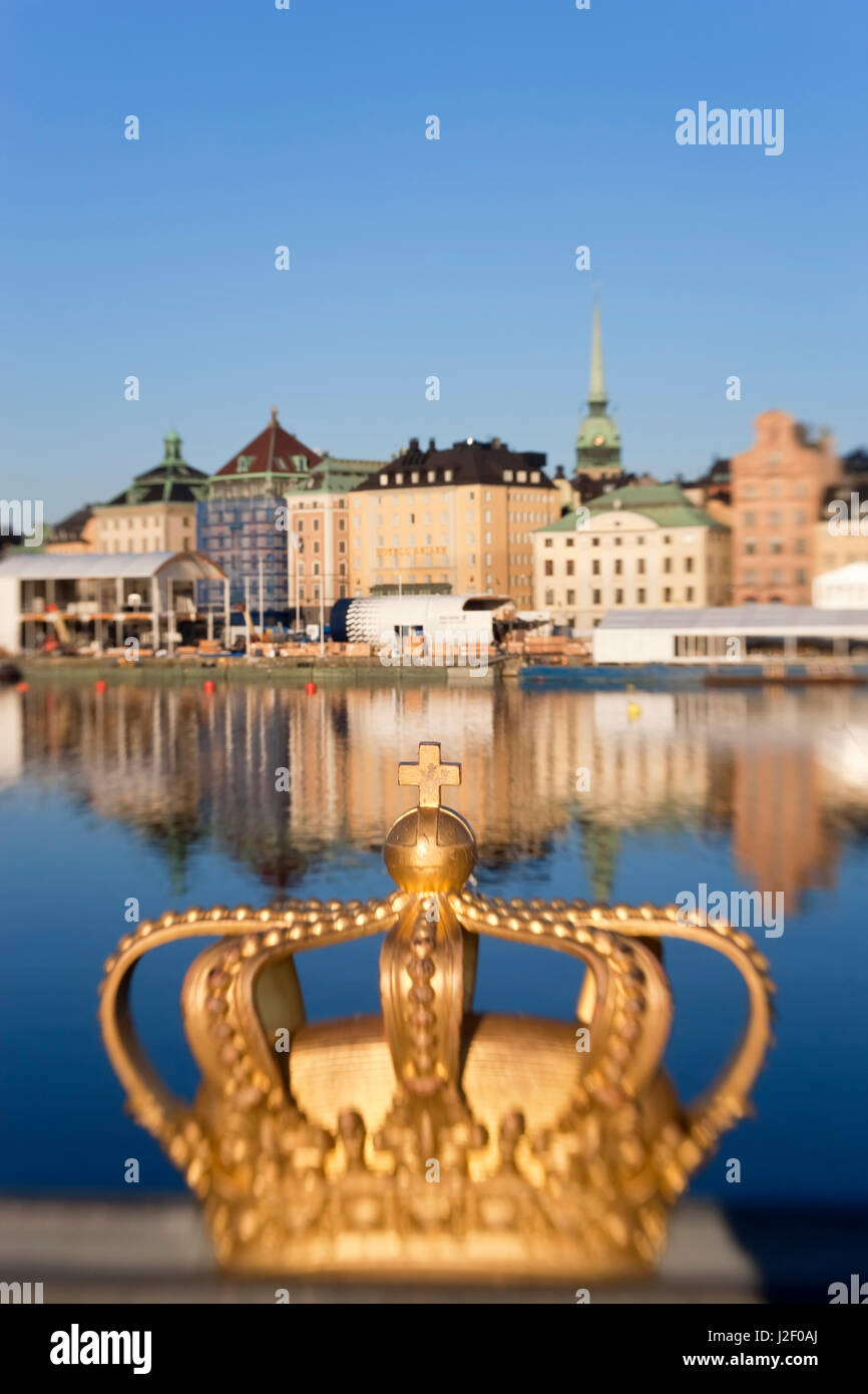 Schwedische Königskrone auf Skeppsholmen Brücke mitten in Stockholm, Schweden Stockfoto