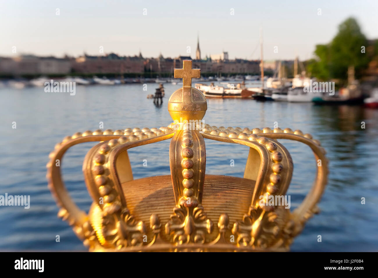 Schwedische Königskrone auf Skeppsholmen Brücke mitten in Stockholm, Schweden Stockfoto