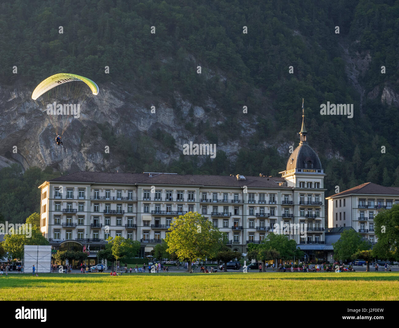 Schweiz, Kanton Bern, Interlaken, Gleitschirme, Landung auf der Landewiese park Stockfoto
