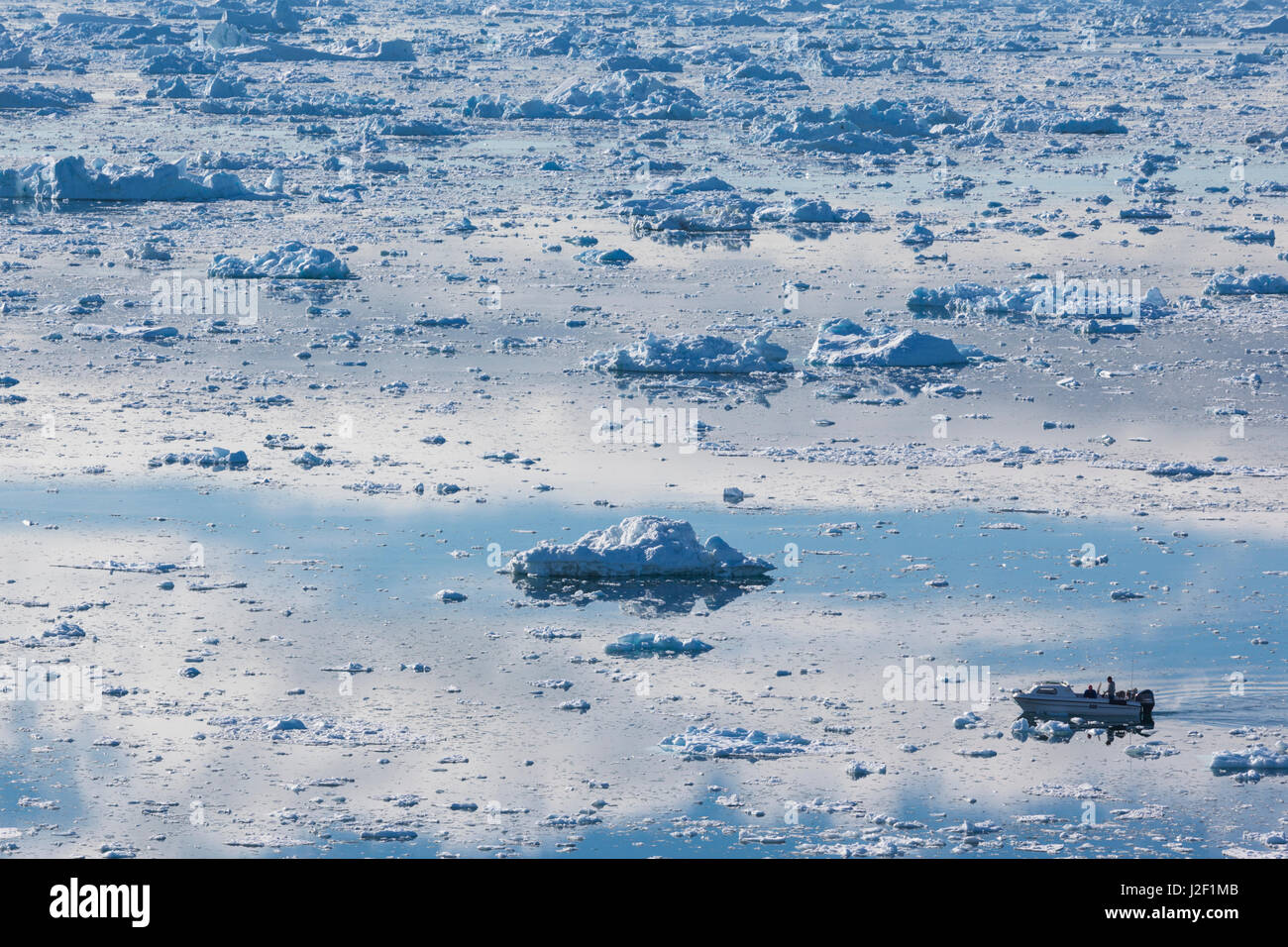 Grönland, Disko-Bucht, Ilulissat, erhöhten Blick auf schwimmendes Eis und Angelboot/Fischerboot Stockfoto