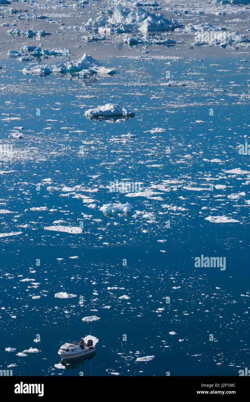 Grönland, Disko-Bucht, Ilulissat, erhöhten Blick auf schwimmendes Eis und Angelboot/Fischerboot Stockfoto