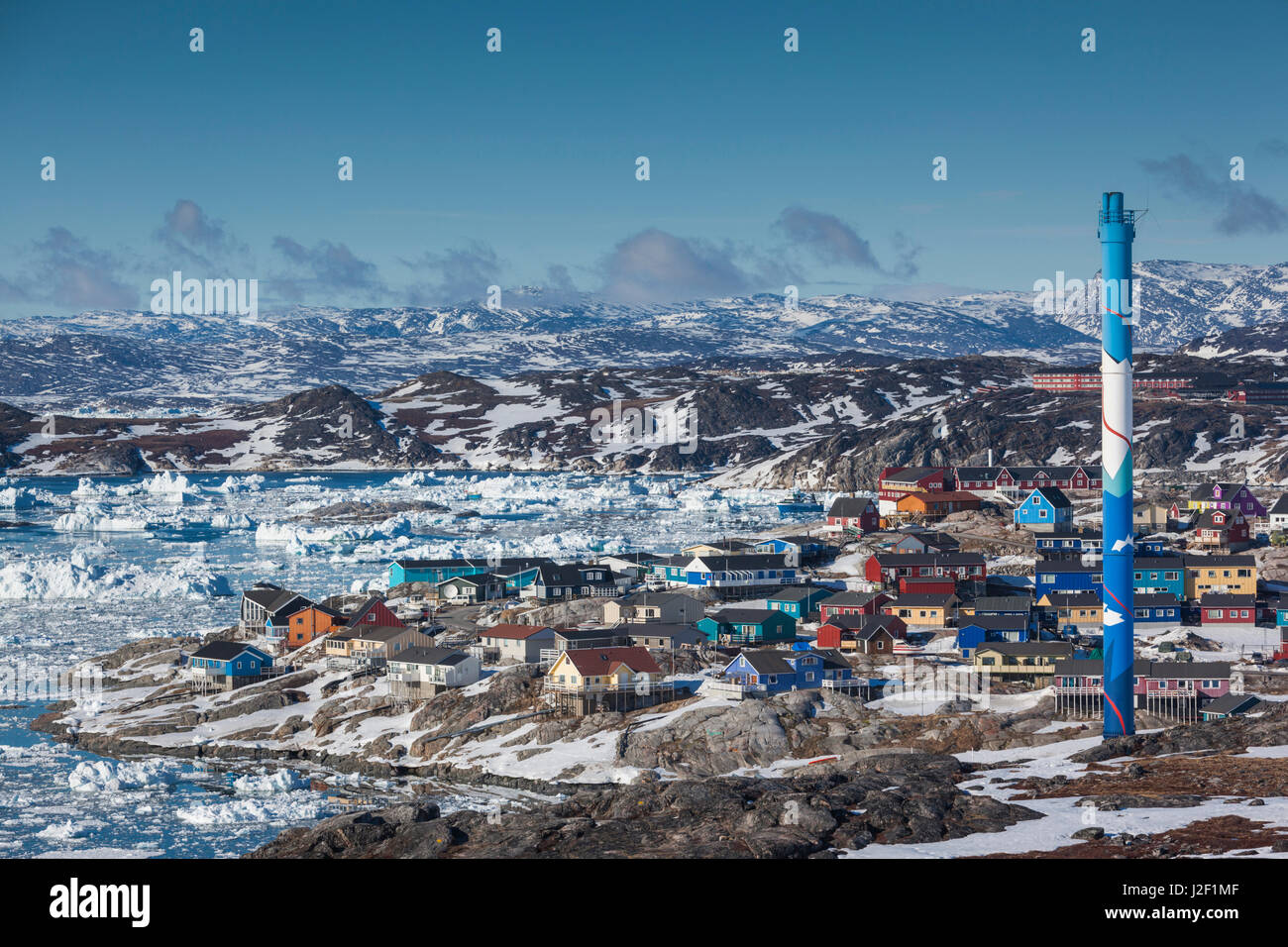 Grönland, Disko-Bucht, Ilulissat, erhöhten Blick auf die Stadt mit schwimmendes Eis Stockfoto