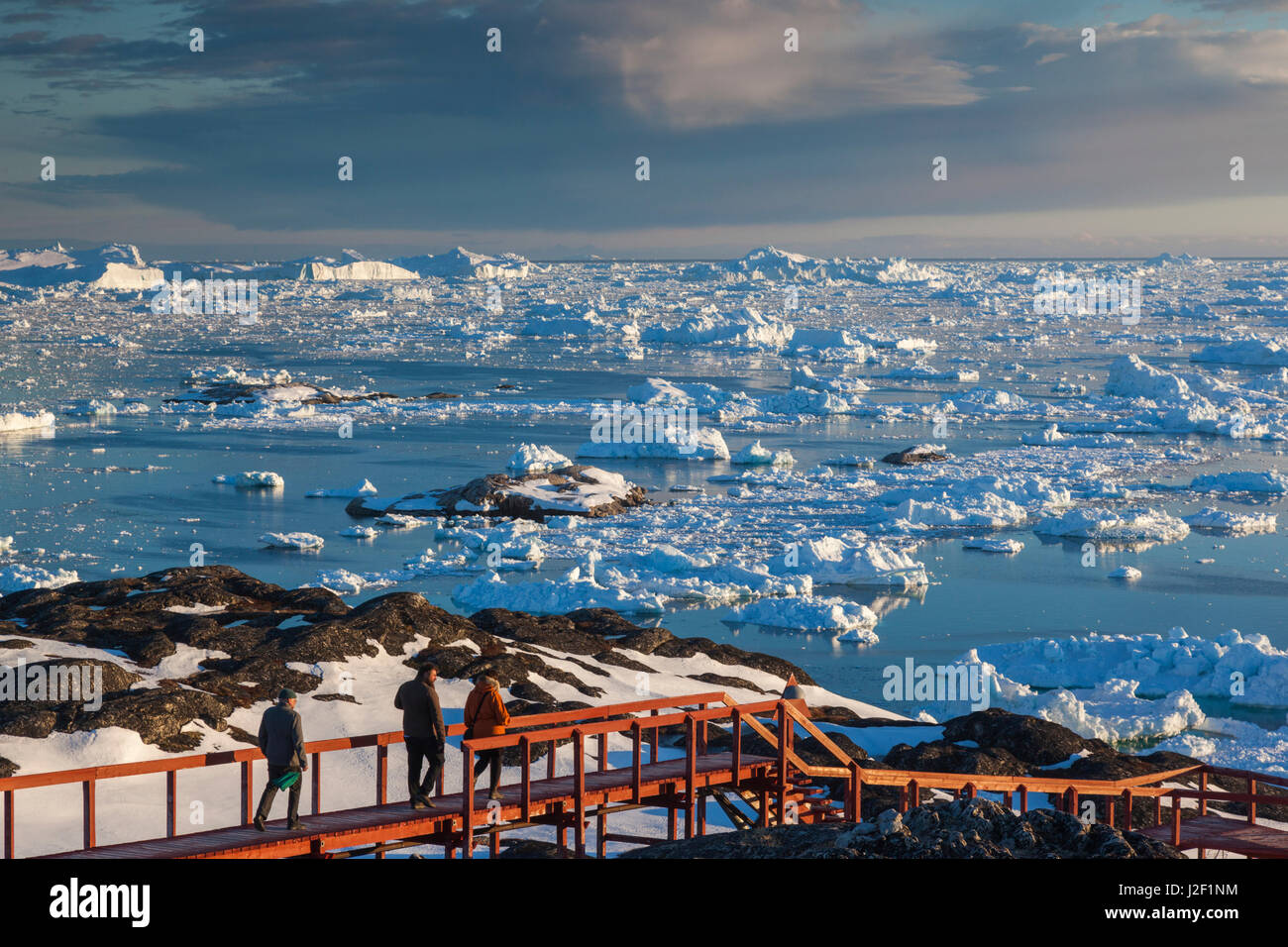 Grönland, Disko-Bucht, Ilulissat, erhöhten Buchtseite Gehweg Stockfoto