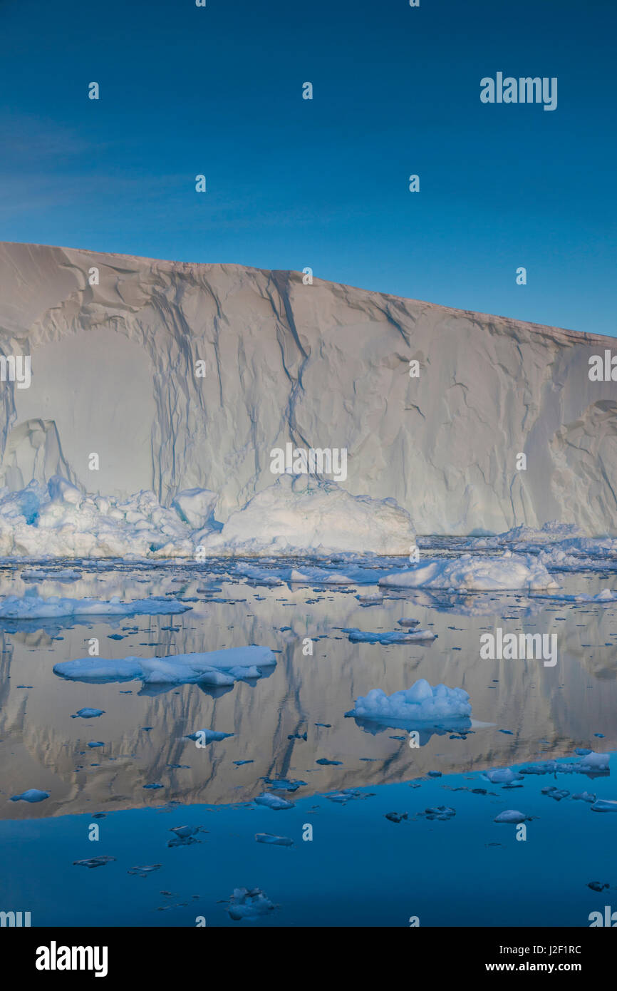 Grönland, Disko-Bucht, Ilulissat, schwimmendes Eis bei Sonnenuntergang Stockfoto