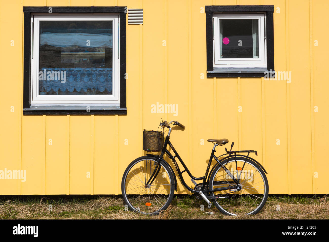 Grönland, Qaqortoq, Fahrrad und Wand Stockfoto