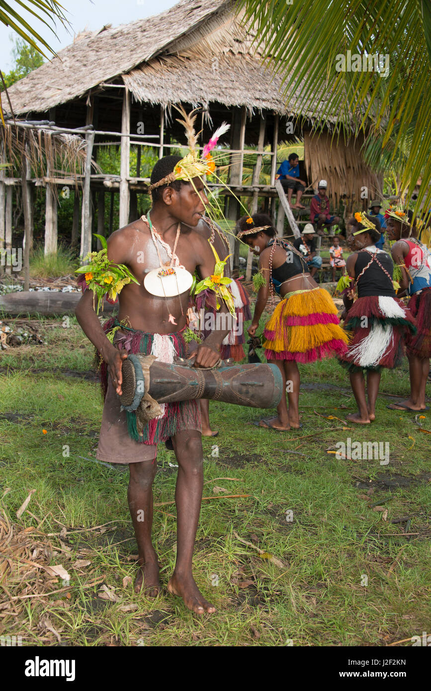 Melanesien, Papua-Neuguinea, Sepik Fluss, murik Seen, karau Dorf. traditionellen Dorf singen - Singen, Mann mit Trommel. (Large Format Größen verfügbar) Stockfoto