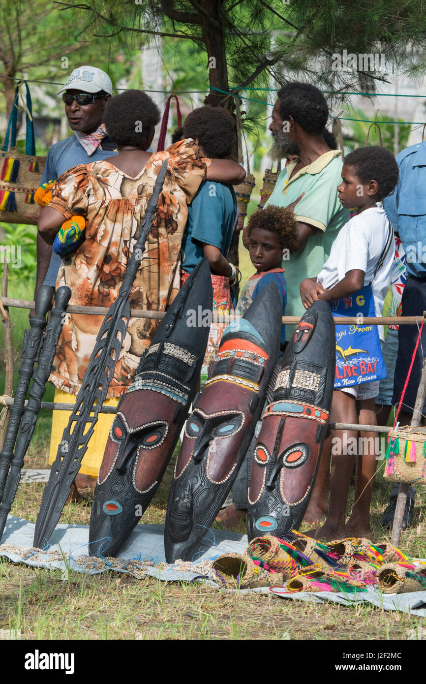 Melanesien, Papua-Neuguinea, Sepik Fluss, murik Seen, karau Dorf. Dorfbewohner angezeigte traditionell aus Holz geschnitzte Masken zum Verkauf. Stockfoto