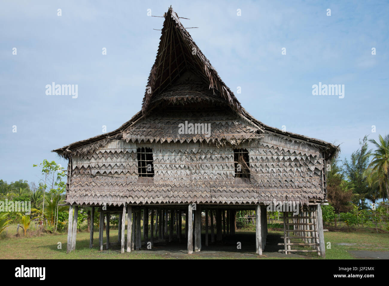 Melanesien, Papua-Neuguinea, Sepik Fluss, murik Seen, karau Dorf. kunstvoll gedrechselten Männer's Lodge, keine Frauen im Inneren erlaubt sind. (Large Format Größen verfügbar) Stockfoto