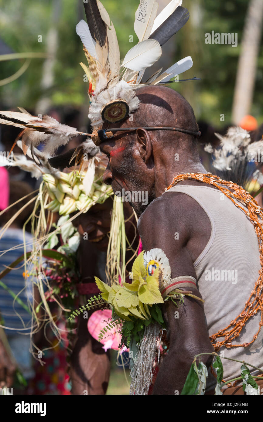 Melanesien, Papua-Neuguinea, Sepik Fluss, murik Seen, karau Dorf. Dorfältesten in reich verzierten Federkopfschmuck tanzen in traditionellen Singen - Singen. Stockfoto