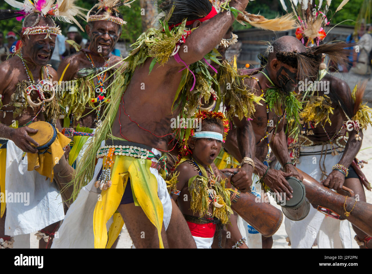 Melanesien, Neuguinea, Papua Neu-Guinea. Kleine Insel von Ali vor der Küste des Festlands PNG. Dorfbewohner in traditioneller Kleidung Durchführung willkommen Tanz und Sing-Sing. (Großformatige Größen erhältlich) Stockfoto