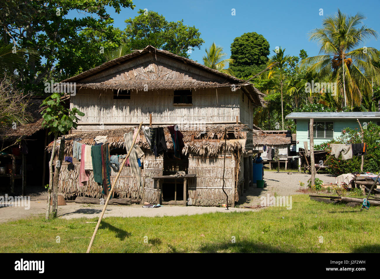 Melanesien, Papua Neu Guinea, Dobutamin Insel. Typisches Dorf strohgedeckten Hause. (Großformatige Größen erhältlich) Stockfoto