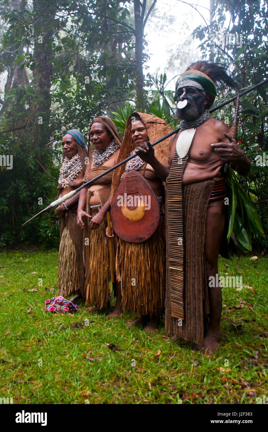 Stammesführer mit Frauen, Pajo, Mount Hagen, Hochland, Papua-Neuguinea, Pazifik Stockfoto