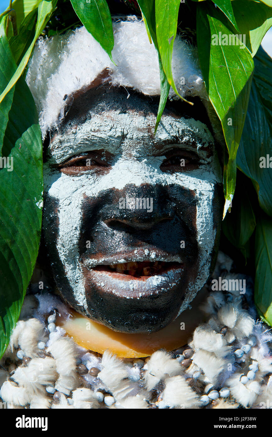 Bunte Kleidung und Gesicht bemalte Frau feiert die traditionelle Sing Sing in Mount Hagen im Hochland von Papua Neuguinea, Melanesien Stockfoto