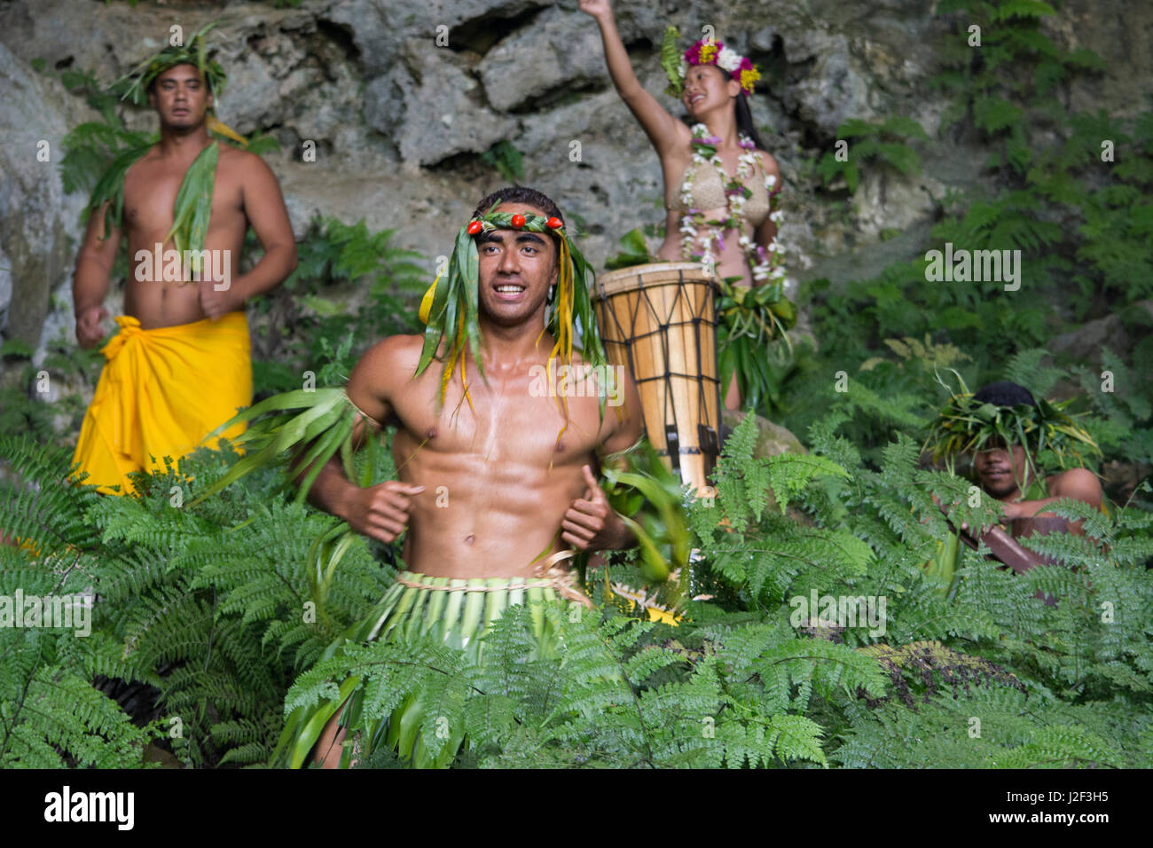 Französisch-Polynesien, Austral-Inseln (aka The Tuha'a Pae), Tupua'i Inseln, Insel Rurutu. Seltene folkloristische Leistung von der Ernte-Tanz im Farn bedeckt Ane Aeo Höhle. Stockfoto