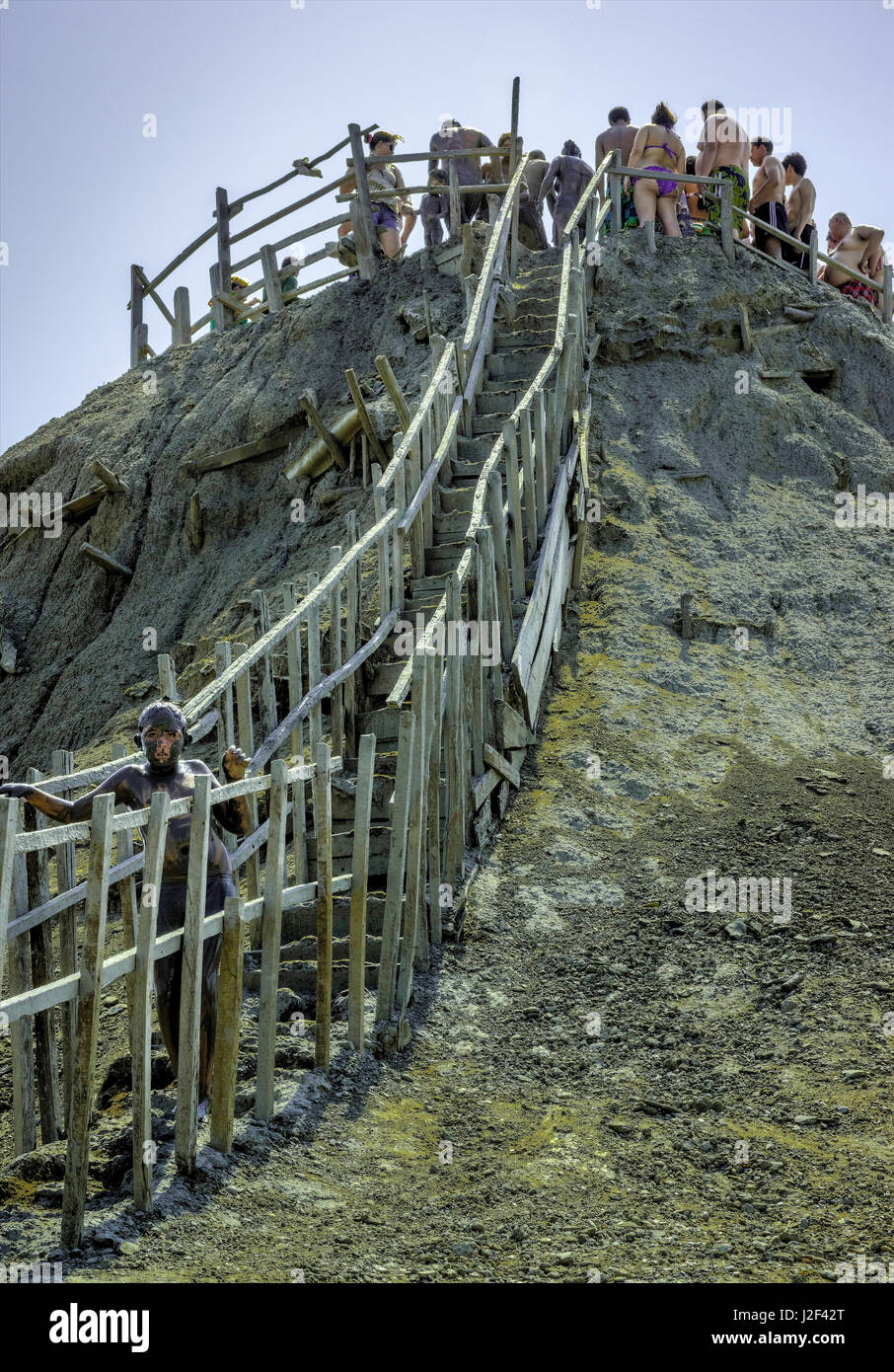 Badegäste nach der Einnahme eines kurzen Bad im warmen Schlamm des Vulkans, Volcan de Lodo El Totumo, Kolumbien. Stockfoto