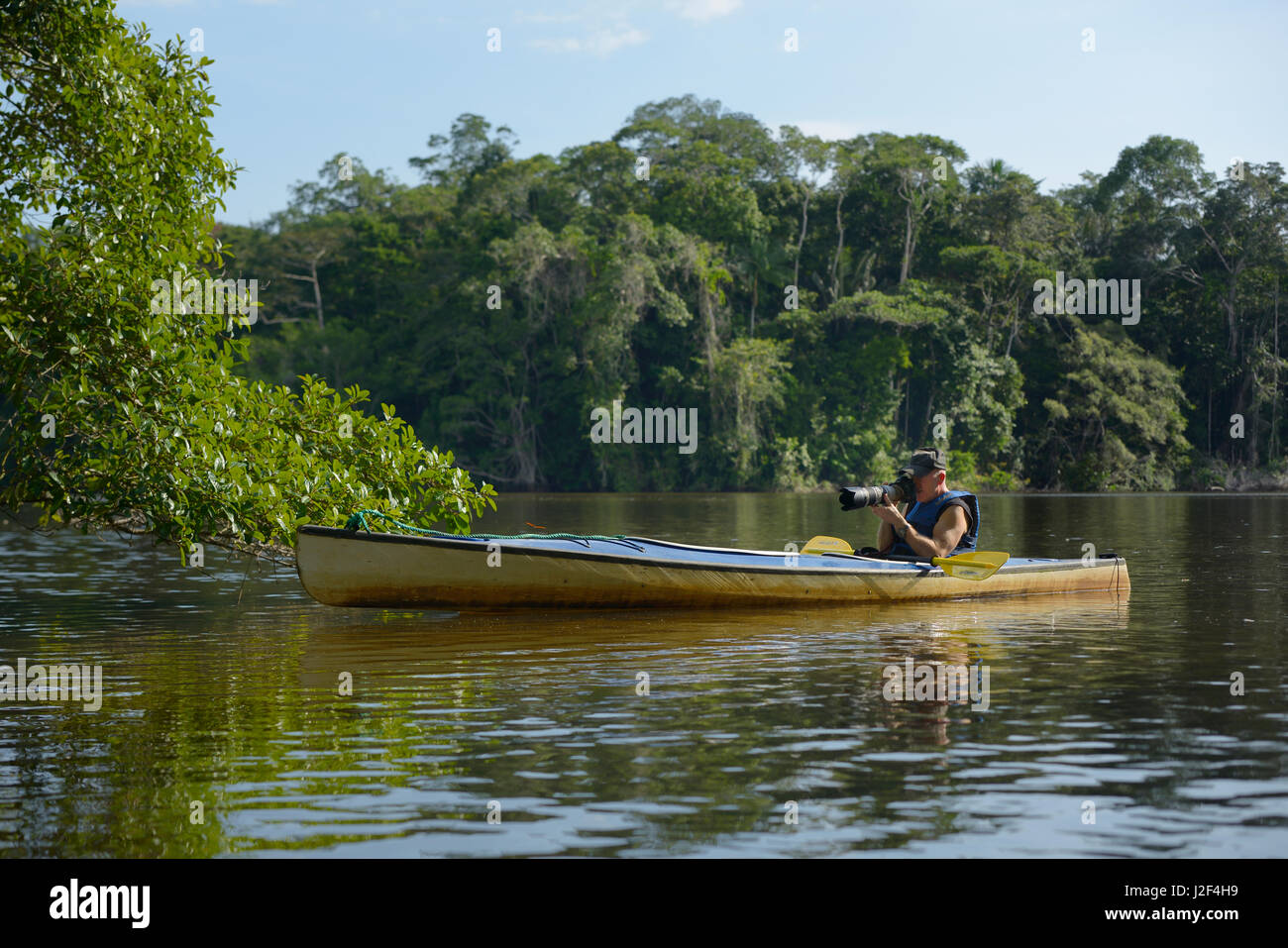 Ecuador, Orellana, Napo Fluss. Mann Fotografieren aus einem Kajak, La Selva  Amazon Eco Lodge (großformatige Größen erhältlich Stockfotografie - Alamy