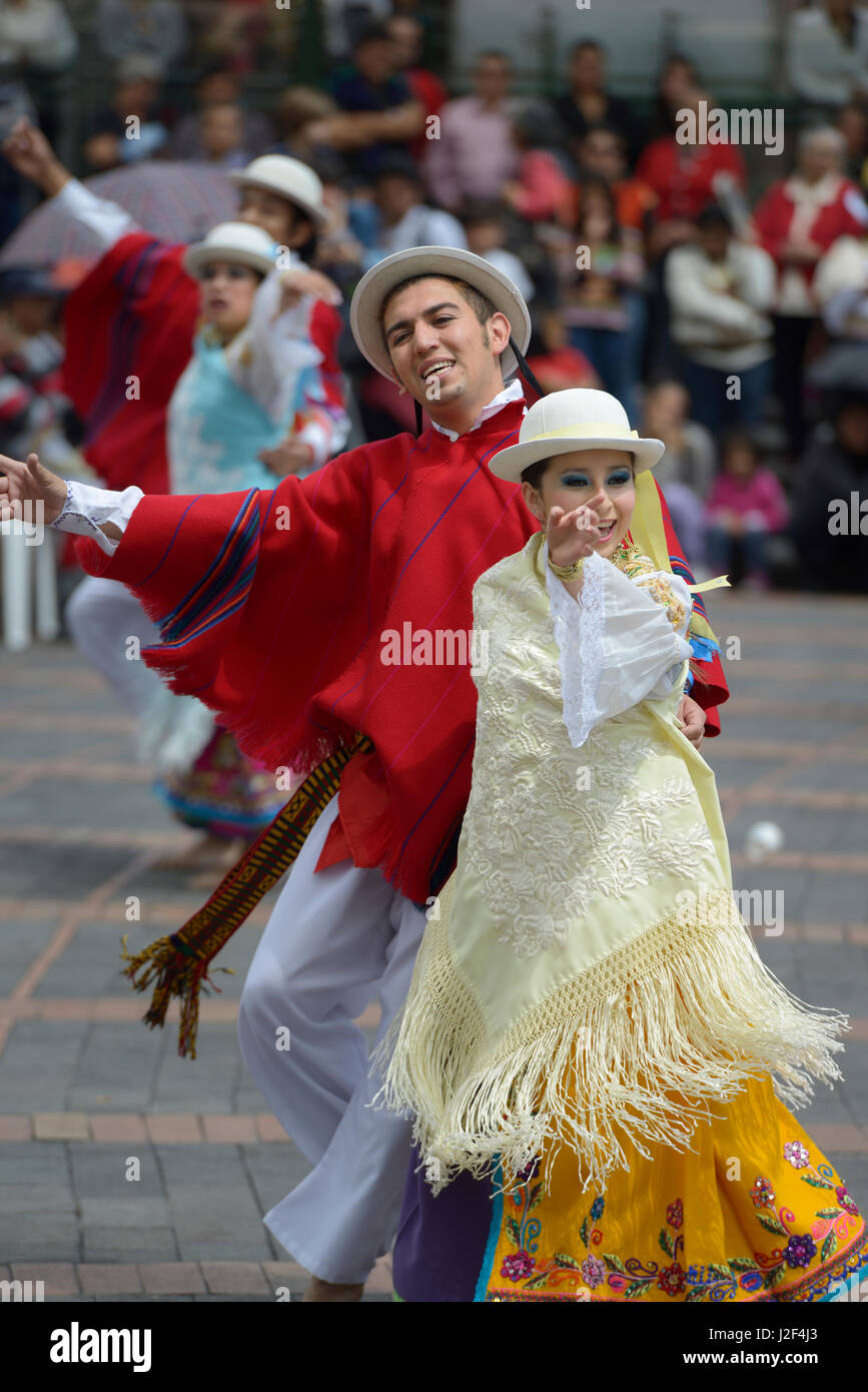 Ecuador, Pichincha, Quito. Traditioneller Tanz in der Plaza de Santo Domingo während Quitos Feier des Jahrestages der Gründung spanische (großformatige Größen erhältlich) Stockfoto
