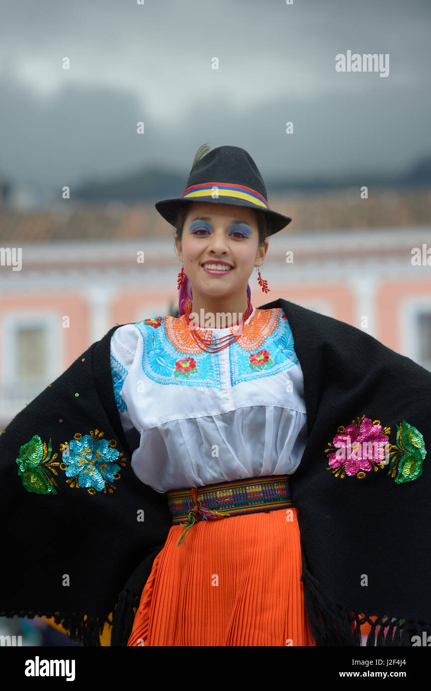 Ecuador, Pichincha, Quito. Ecuadorianische Frauen in traditioneller Tracht während Quitos Feier des Jahrestages der Gründung spanische (großformatige Größen erhältlich) Stockfoto