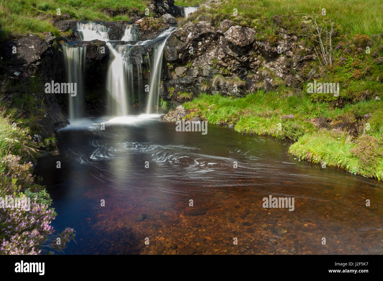 Einer der Flüsse, die von den schwarzen Cullins Bergen hinunter fließt zeichnet sich durch viele Wasserfälle und tiefblauen Pools, die Fee-Pools. Isle Of Skye, Schottland Stockfoto