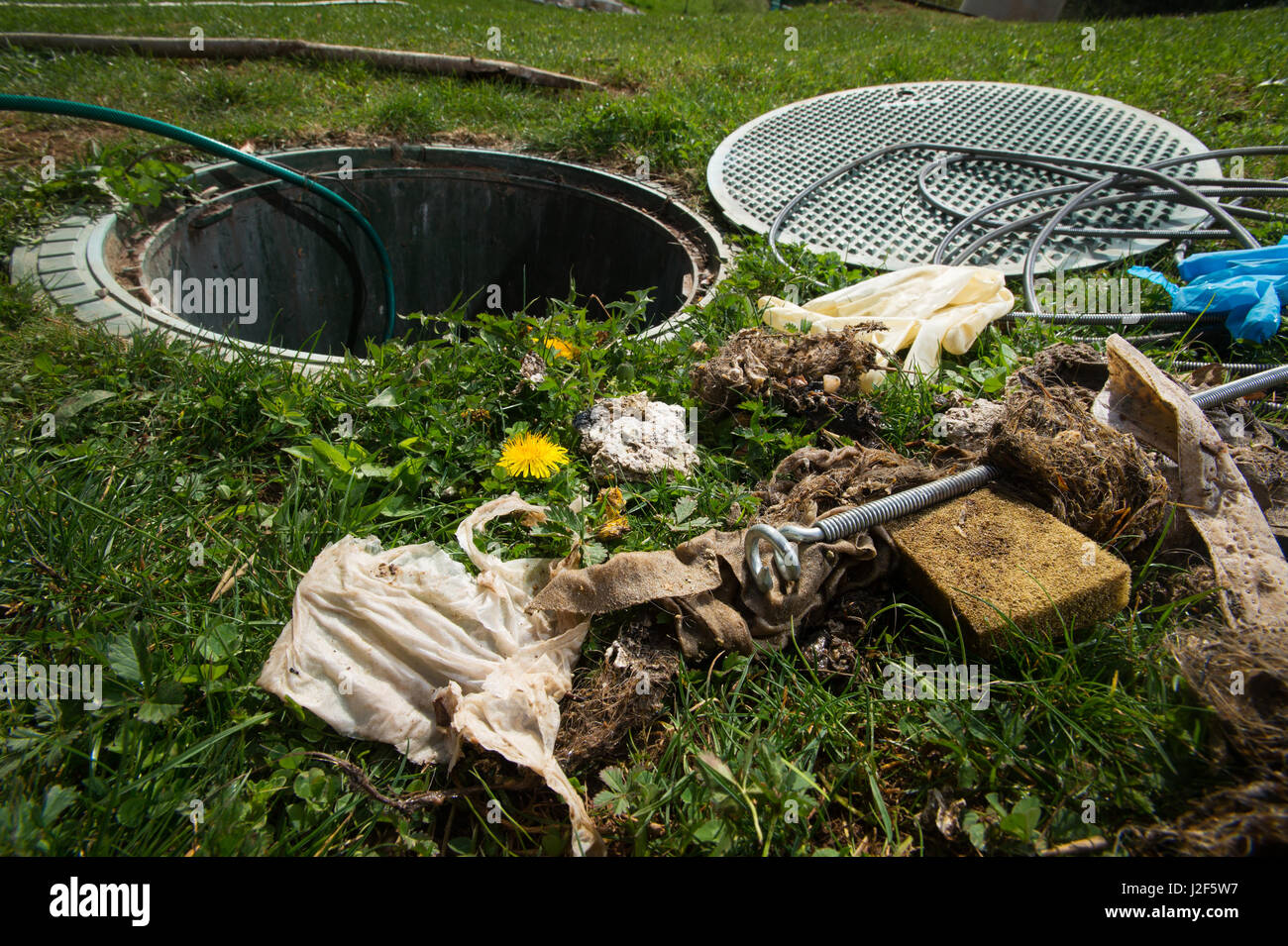 Freimachende septischen System. Reinigung und entsperren Abfluss voller Einwegtücher und andere nicht biologisch abbaubaren Produkten. Stockfoto