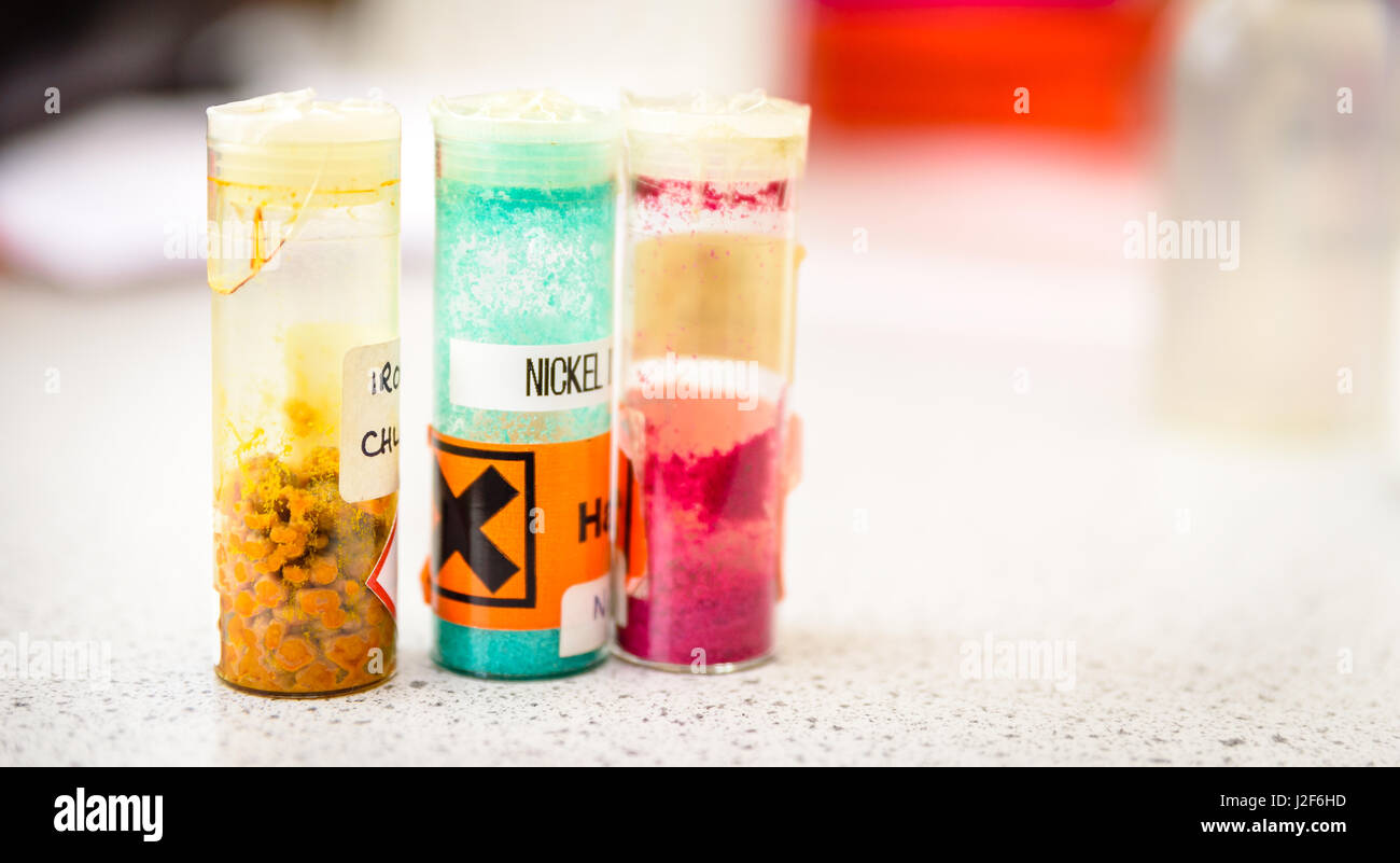 Drei helle Farben des Pulvers hautnah in einem wissenschaftlichen Labor. Übergangsmetall-Verbindungen. Stockfoto