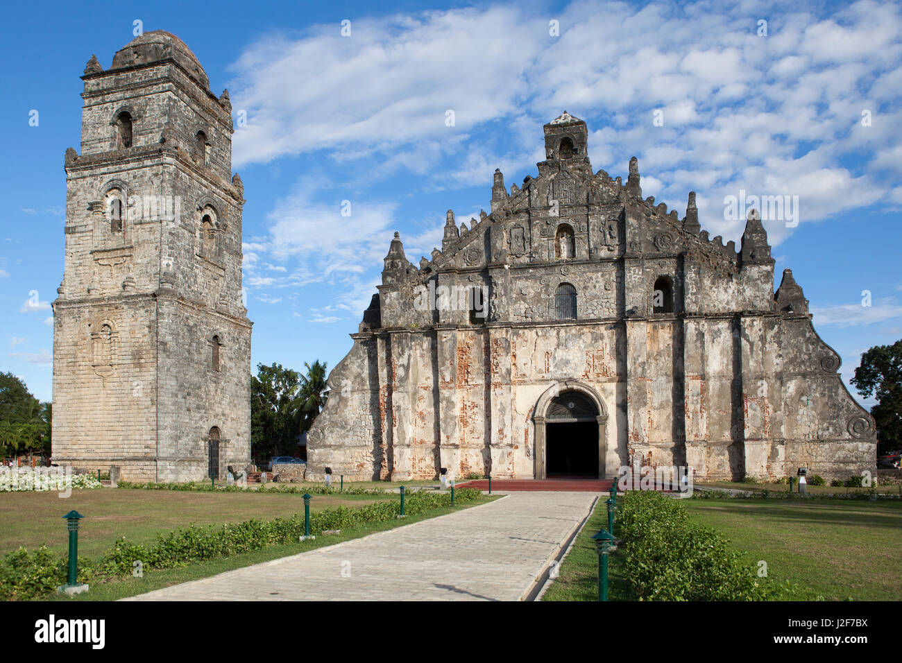 Die Kirche von San Augustin, bekannt als Paoay Kirche ist eine Kirche aus dem 18. Jahrhundert in den Philippinen Paoay Kirche in der nördlichen Provinz Ilocos Norte. Vier barocke Kirchen der Philippinen, einschließlich der Kirche, sind seit 1993 auf der UNESCO-World Heritage Site wegen seiner einzigartigen Kombination aus Barock und orientalischen Stil. Der Stil dieser Kirchenbau wird auch als Erdbeben Barock bezeichnet. Stockfoto