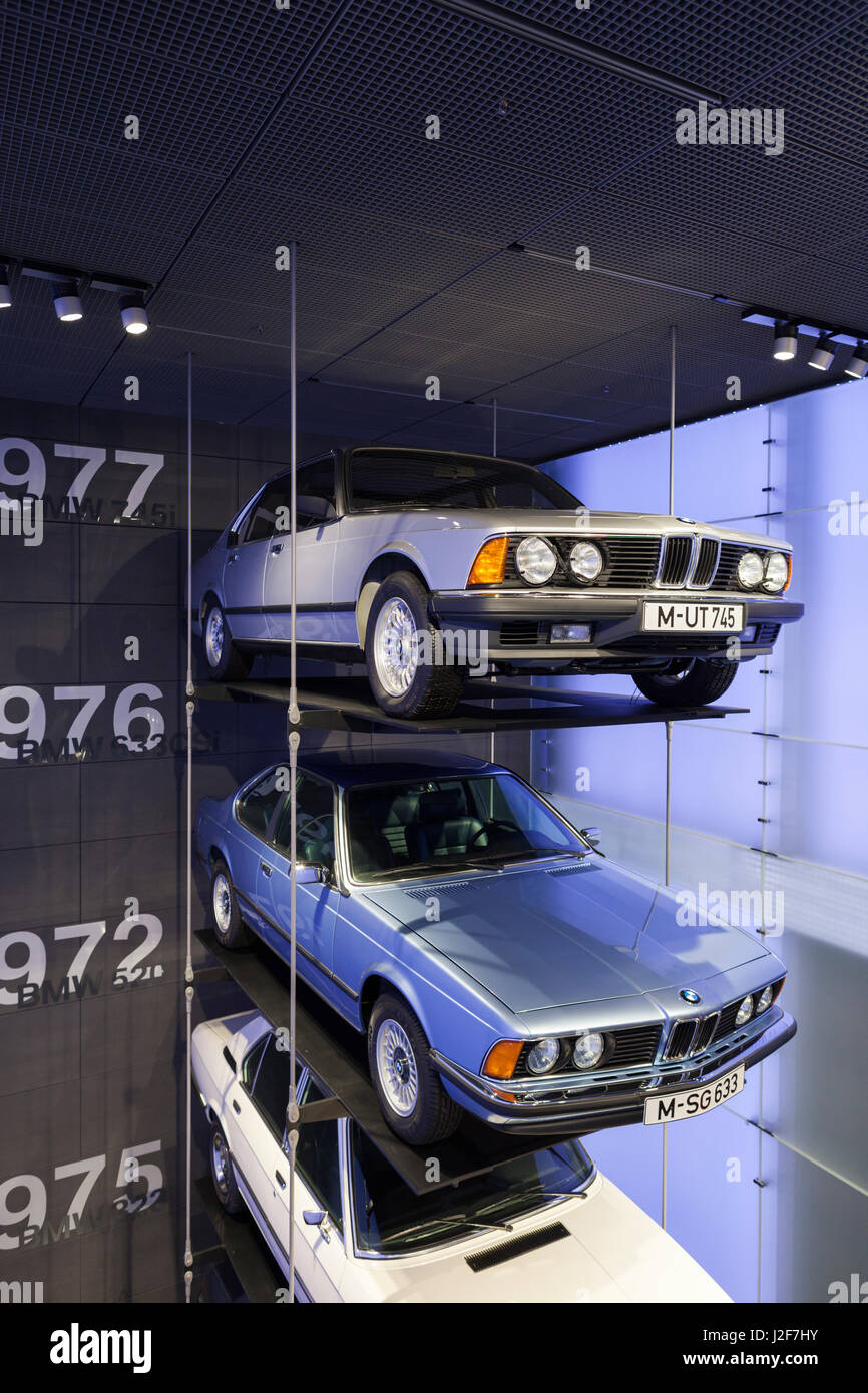 Deutschland, Bayern, München, BMW Museum, Anzeigen von BMW-Fahrzeugen Stockfoto