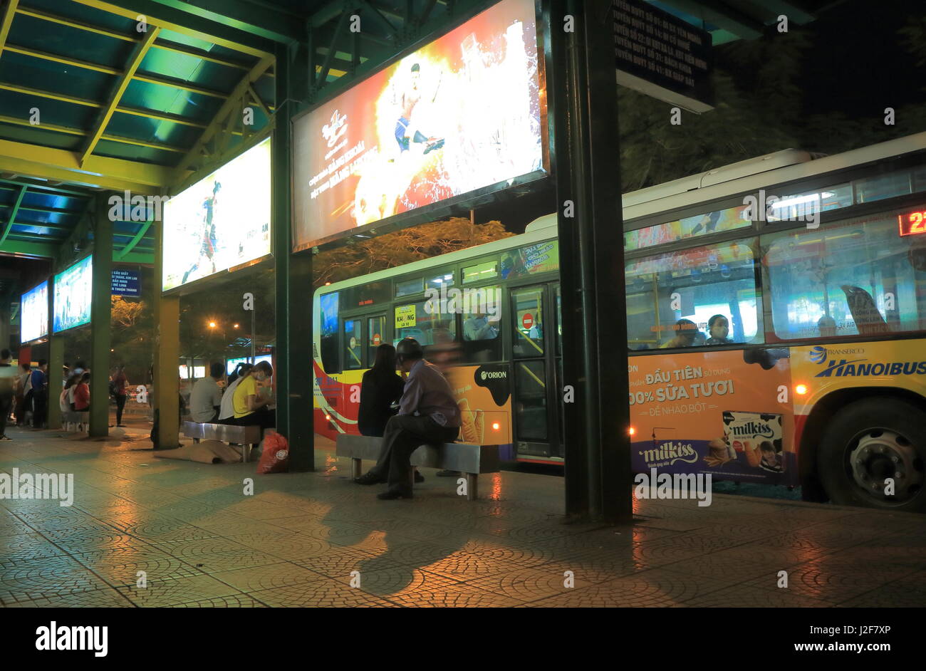 Leute warten auf einen Bus im Long Bien Busbahnhof in Hanoi auf. Stockfoto