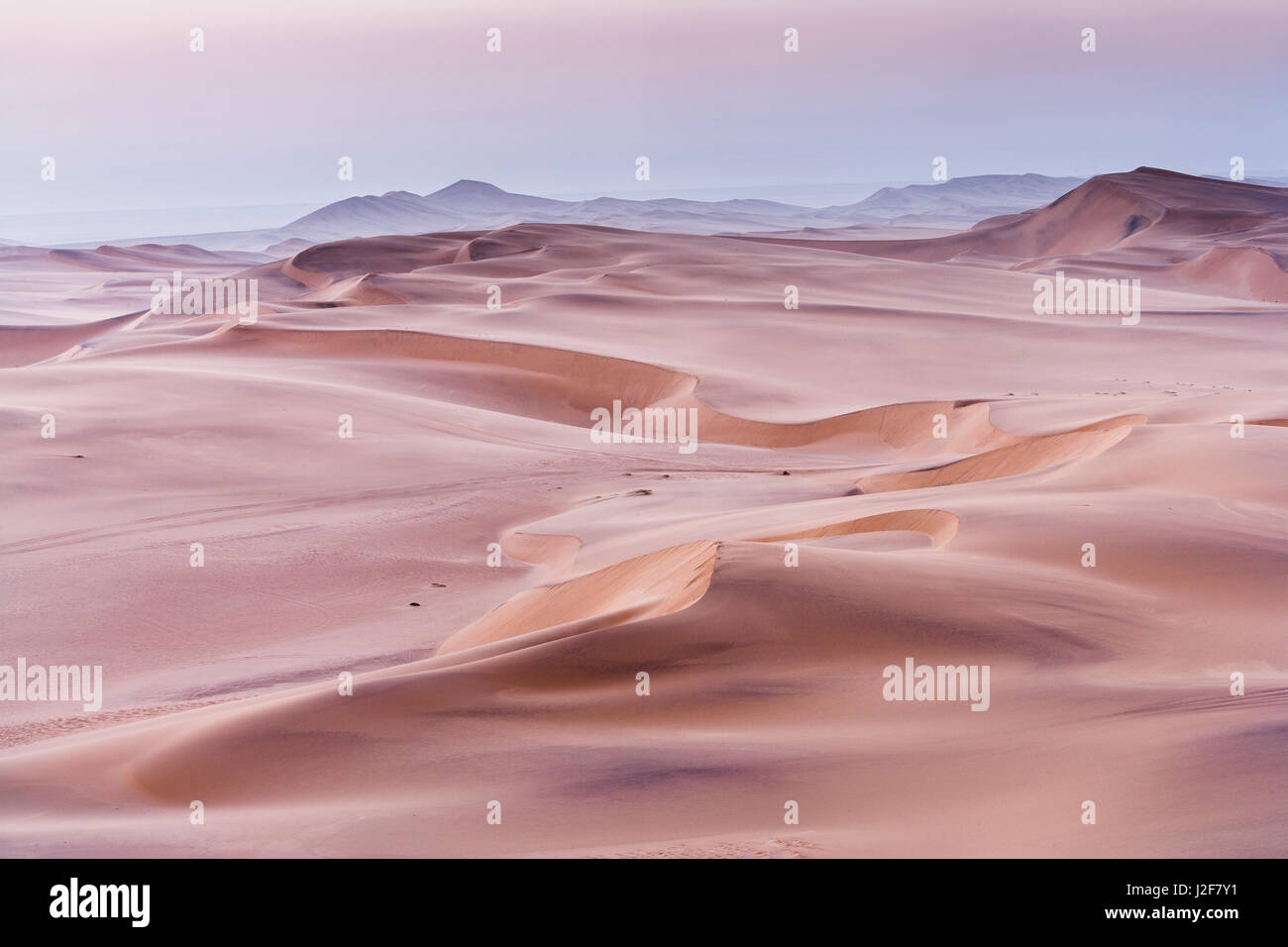 Sanddünen in der Namib-Wüste in der Nähe von Swakopmund kurz nach Sonnenuntergang Stockfoto