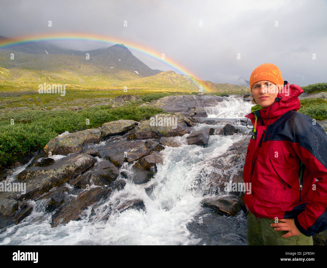 Frau Wanderungen im Gebirge Jotunheimen, Norwegen. Stockfoto