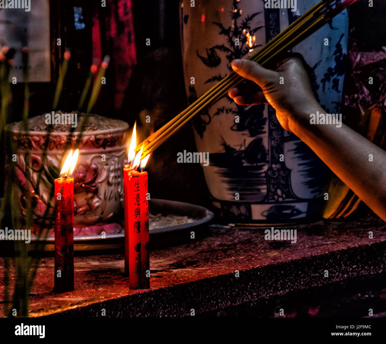 Kerzen in einem buddhistischen Tempel, Honoi, Vietmnam Frau. Stockfoto