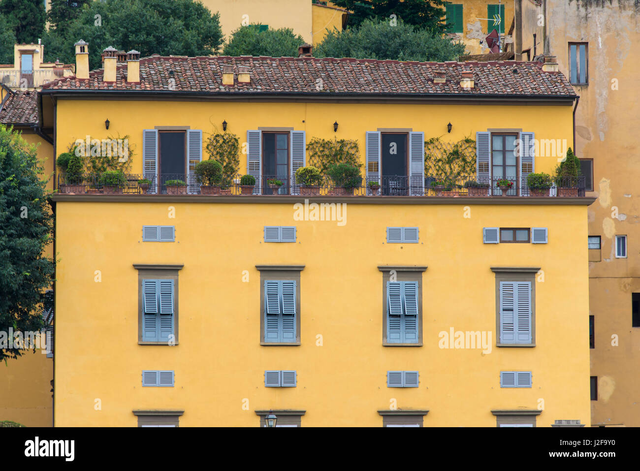 Europa, Italien, Florenz. Blick über Fluss Arno Oltrano Bereich. Balkon Garten schön Stockfoto