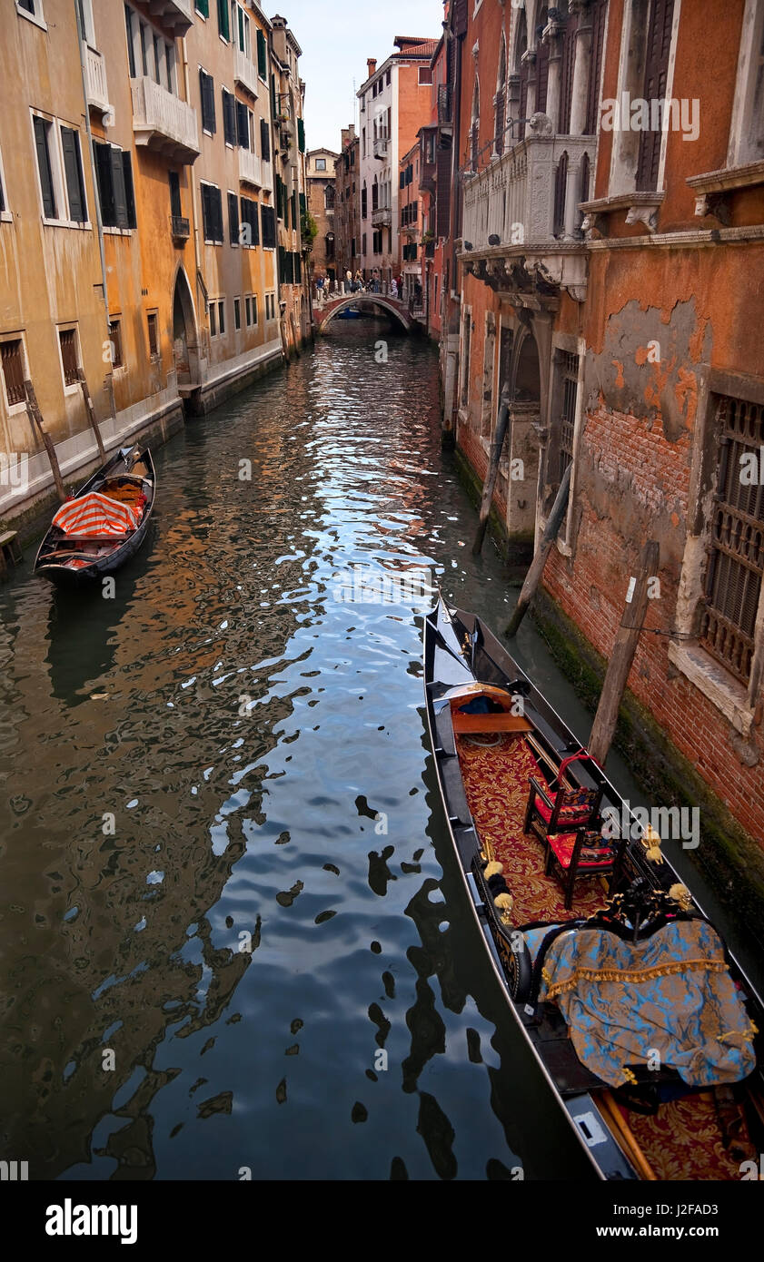 Kleine Canal Bridge Gebäude Gondel Boote Reflexionen, Venedig, Italien Stockfoto