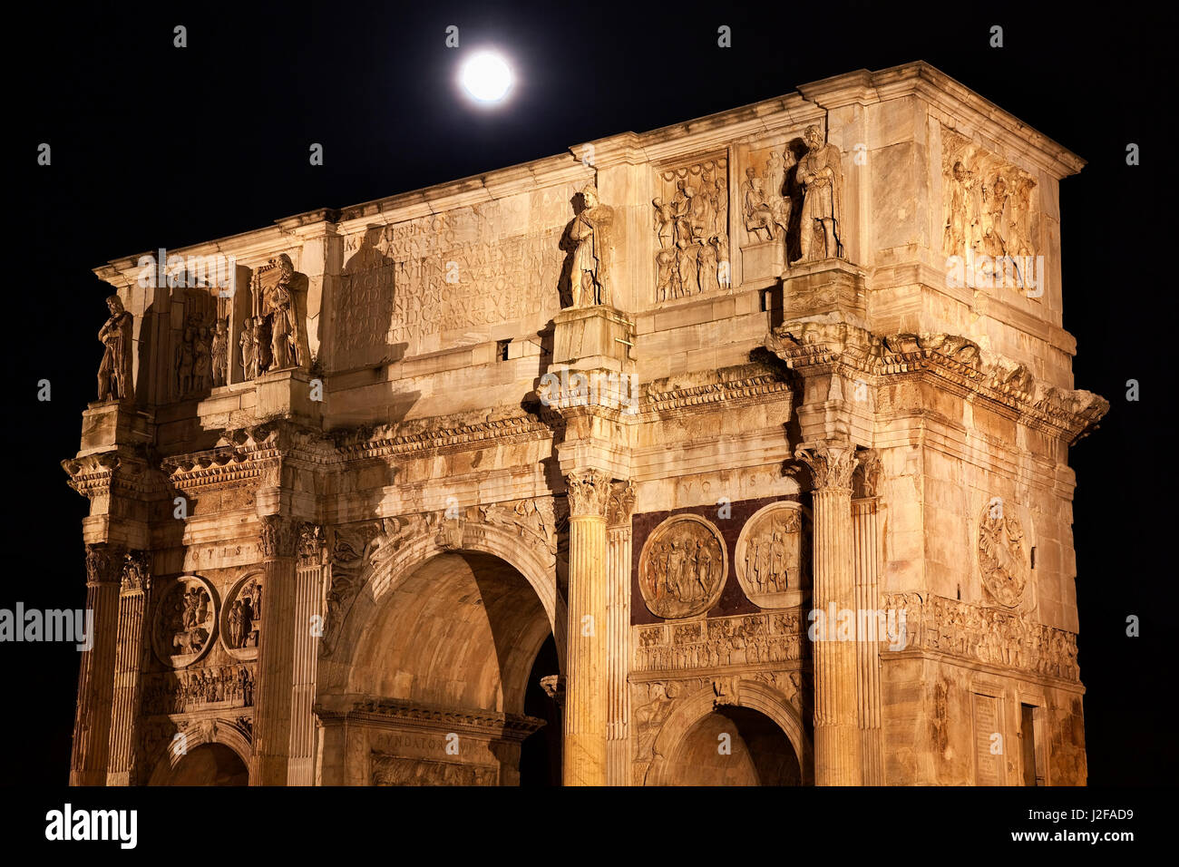 Schließen Sie Constantine Arch, Mond, Rom, Italien. Stein-Bogen entstand im Jahr 315 bis Konstantins Sieg über Co Kaiser Maxentius an der Milvischen Brücke 312 zu feiern. Stockfoto