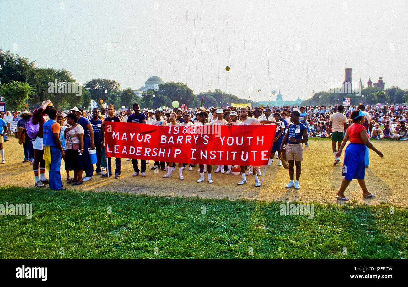 Hunderttausende von Menschen versammeln sich entlang der reflektierenden Pool in der Nähe von Lincoln Memorial zum 20. Jahrestag der 1963 Marsch auf Washington für Arbeitsplätze, Frieden und Freiheit, Washington DC., 27. August 1983. Foto: Mark Reinstein Stockfoto