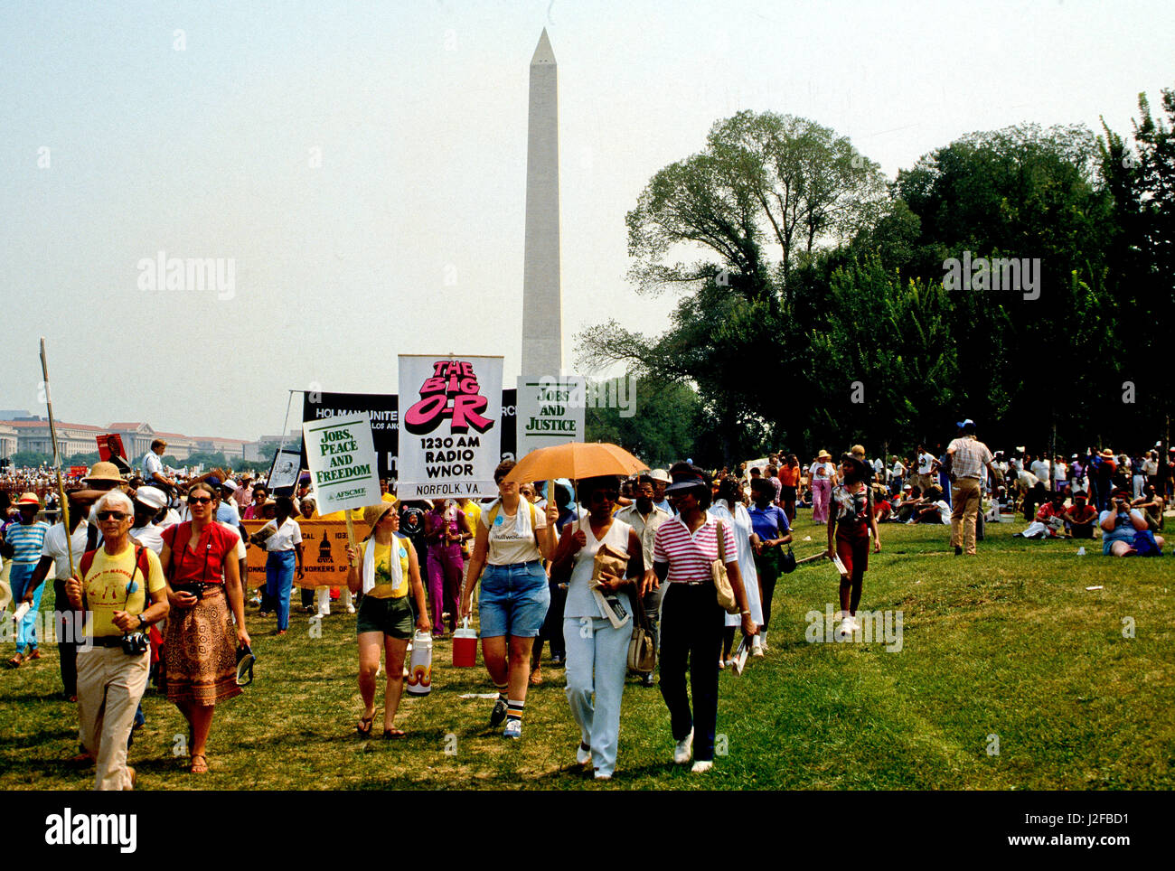 Hunderttausende von Menschen versammeln sich entlang der reflektierenden Pool in der Nähe von Lincoln Memorial zum 20. Jahrestag der 1963 Marsch auf Washington für Arbeitsplätze, Frieden und Freiheit, Washington DC., 27. August 1983. Foto: Mark Reinstein Stockfoto