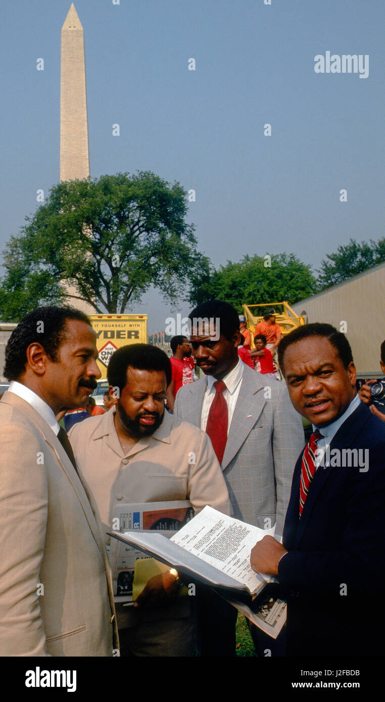 Kongressabgeordnete Walter E. Fauntroy auf der rechten Seite enthält eine Kopie der Redner aufgeführt, um während des Programms sprechen, des 20. Jahrestags des 1963 Marsch auf Washington für Arbeitsplätze, Frieden und Freiheit, in der Lincoln-Memoria, Washington DC., 27. August 1983. Foto: Mark Reinstein Stockfoto